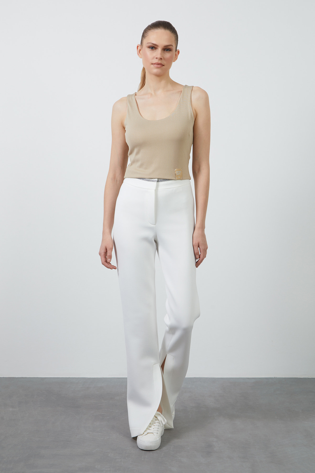 Etek Ucu Etiket Detaylı Kolsuz Bej Kısa Bluz