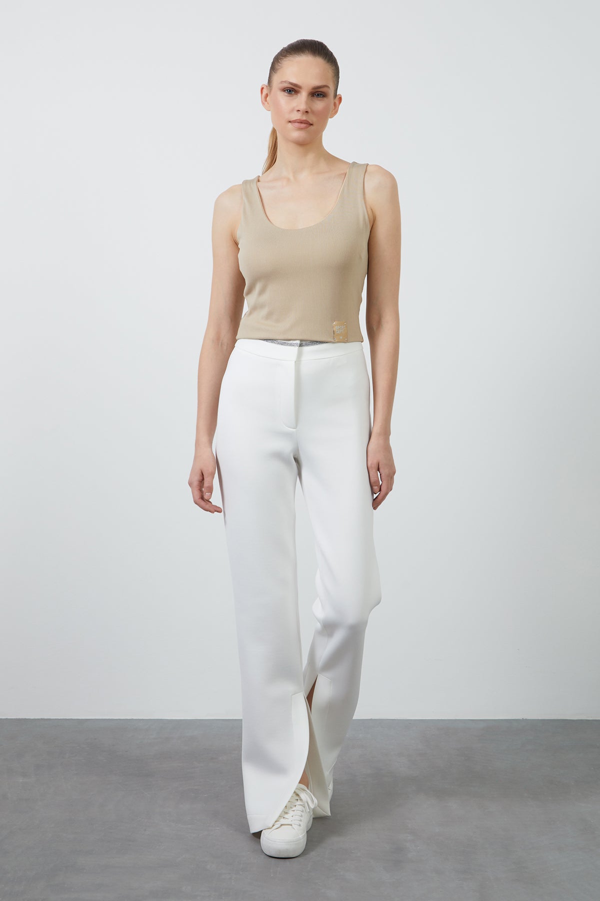 Etek Ucu Etiket Detaylı Kolsuz Bej Kısa Bluz