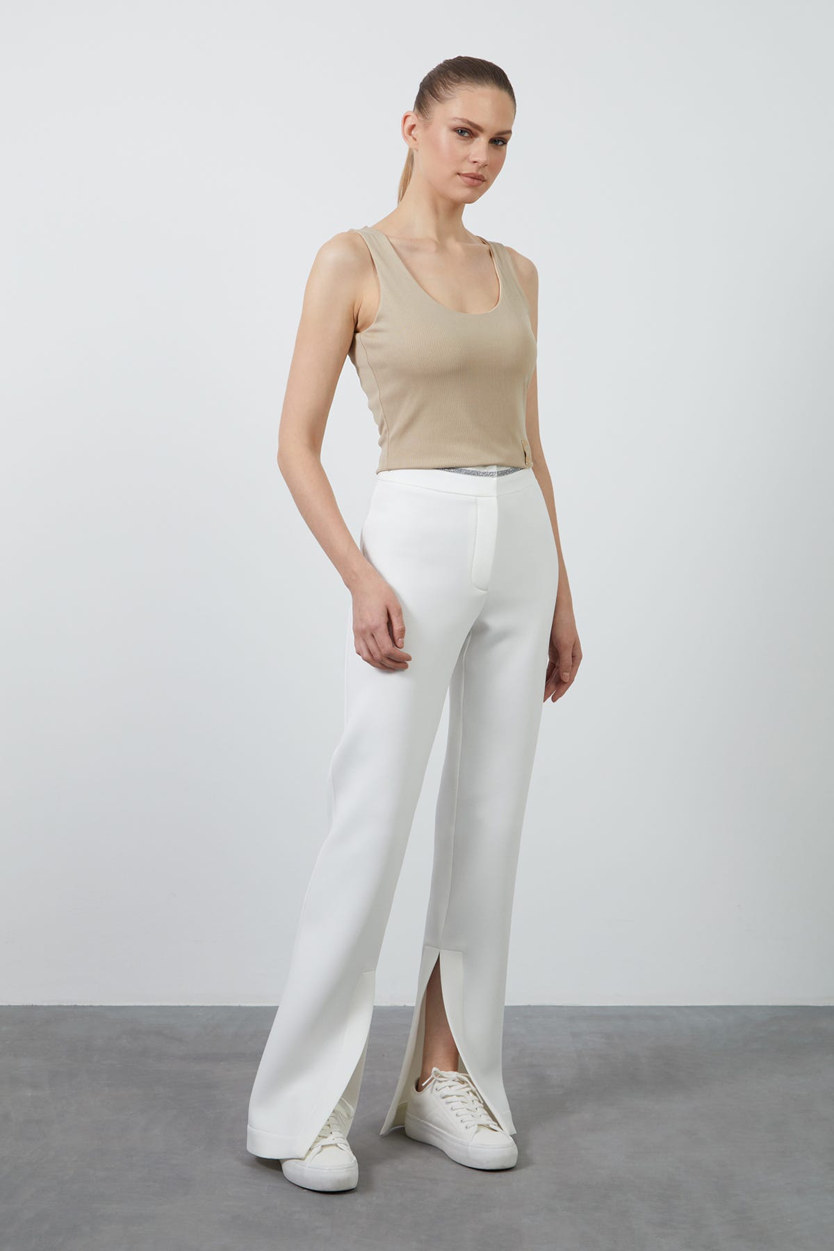 Etek Ucu Etiket Detaylı Kolsuz Bej Kısa Bluz