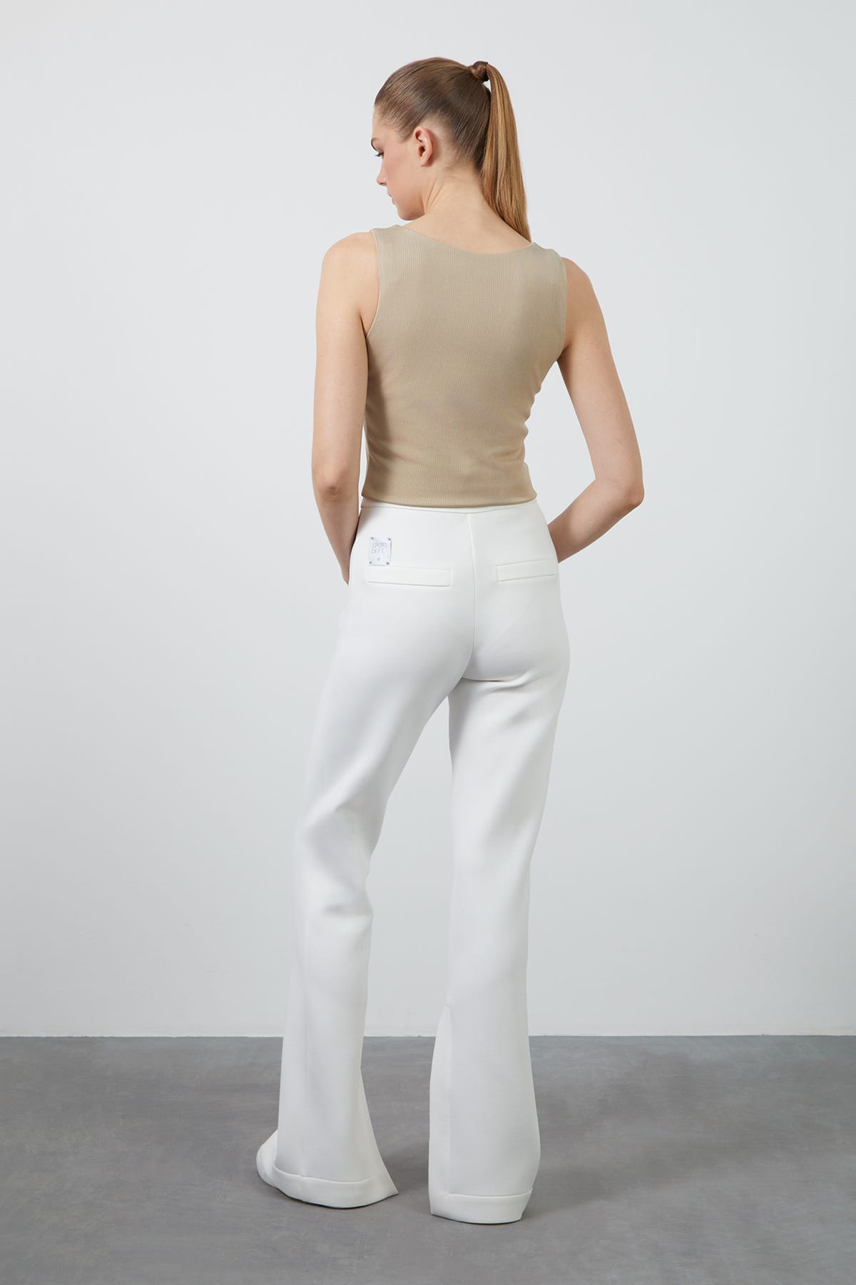 Etek Ucu Etiket Detaylı Kolsuz Bej Kısa Bluz