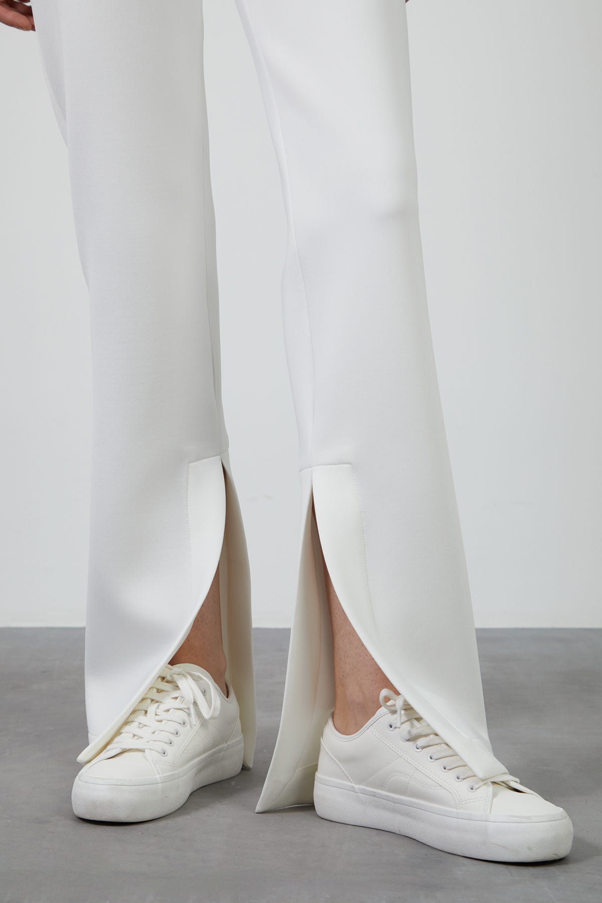 Sim Şerit Detay İç Paça Yırtmaçlı Ekru Eşofman