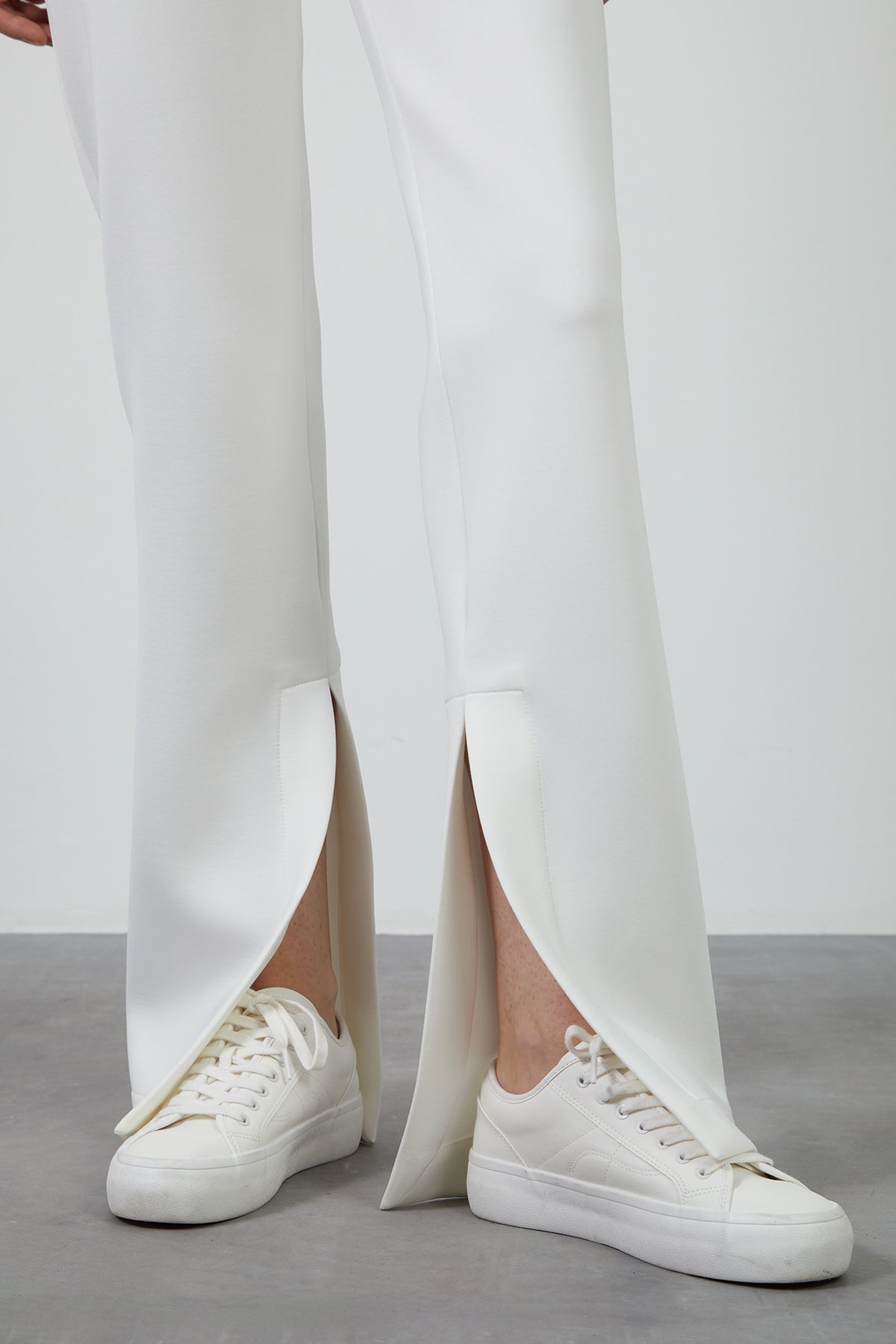 Sim Şerit Detay İç Paça Yırtmaçlı Ekru Flare Pantolon