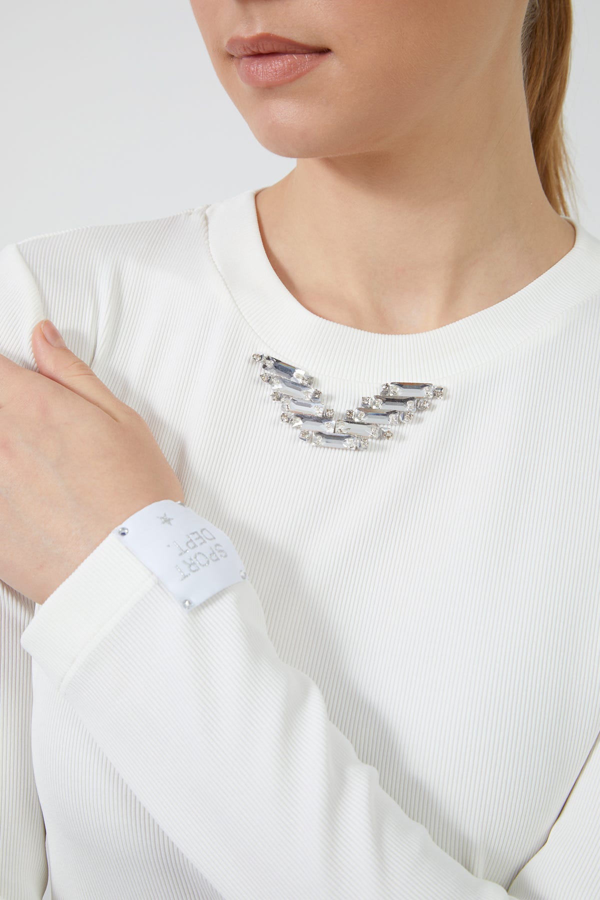 Kol Ucu Etiket Detaylı Yakası Taşlı Uzun Kollu T-Shirt