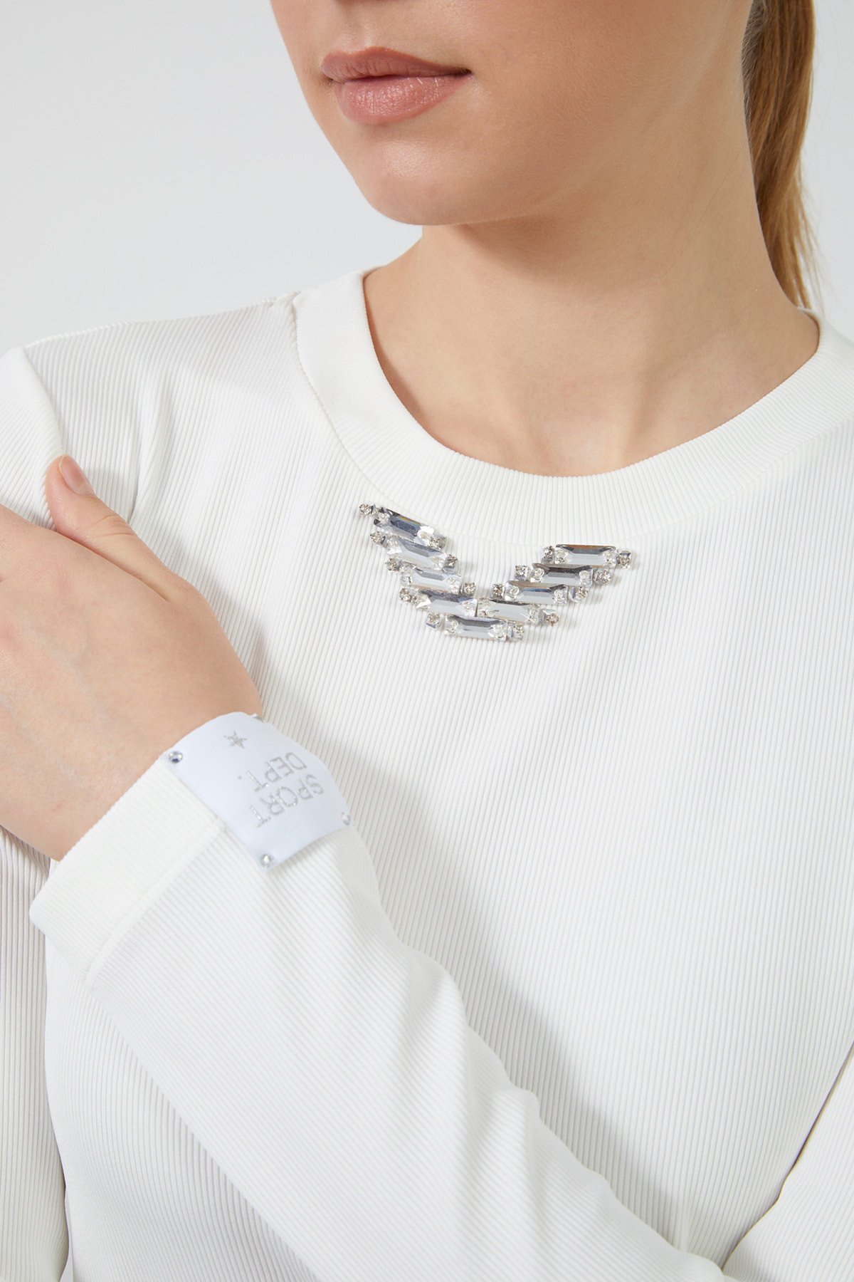 Kol Ucu Etiket Detaylı Yakası Taşlı Uzun Kollu T-Shirt