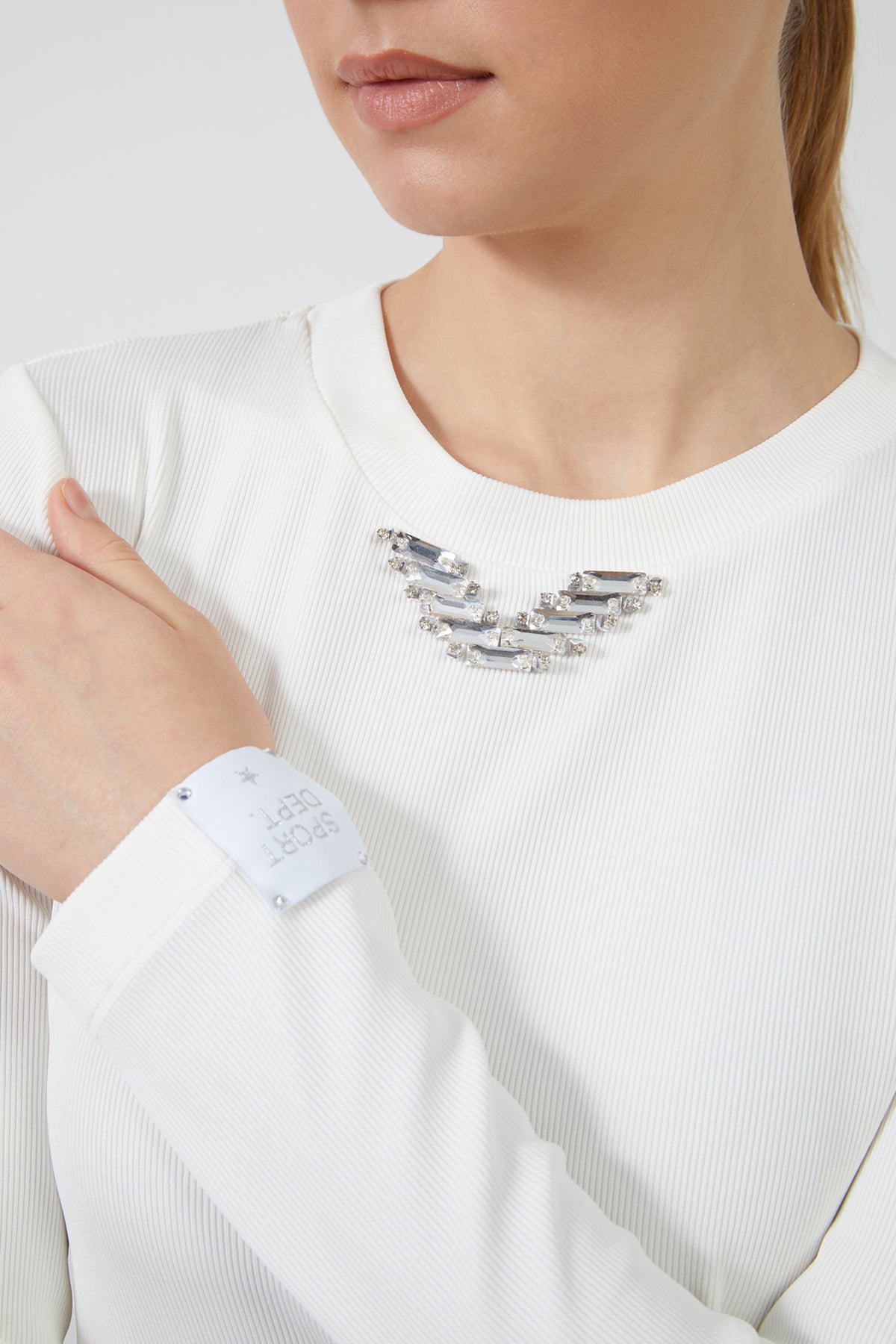 Kol Ucu Etiket Detaylı Yakası Taşlı Uzun Kollu T-Shirt