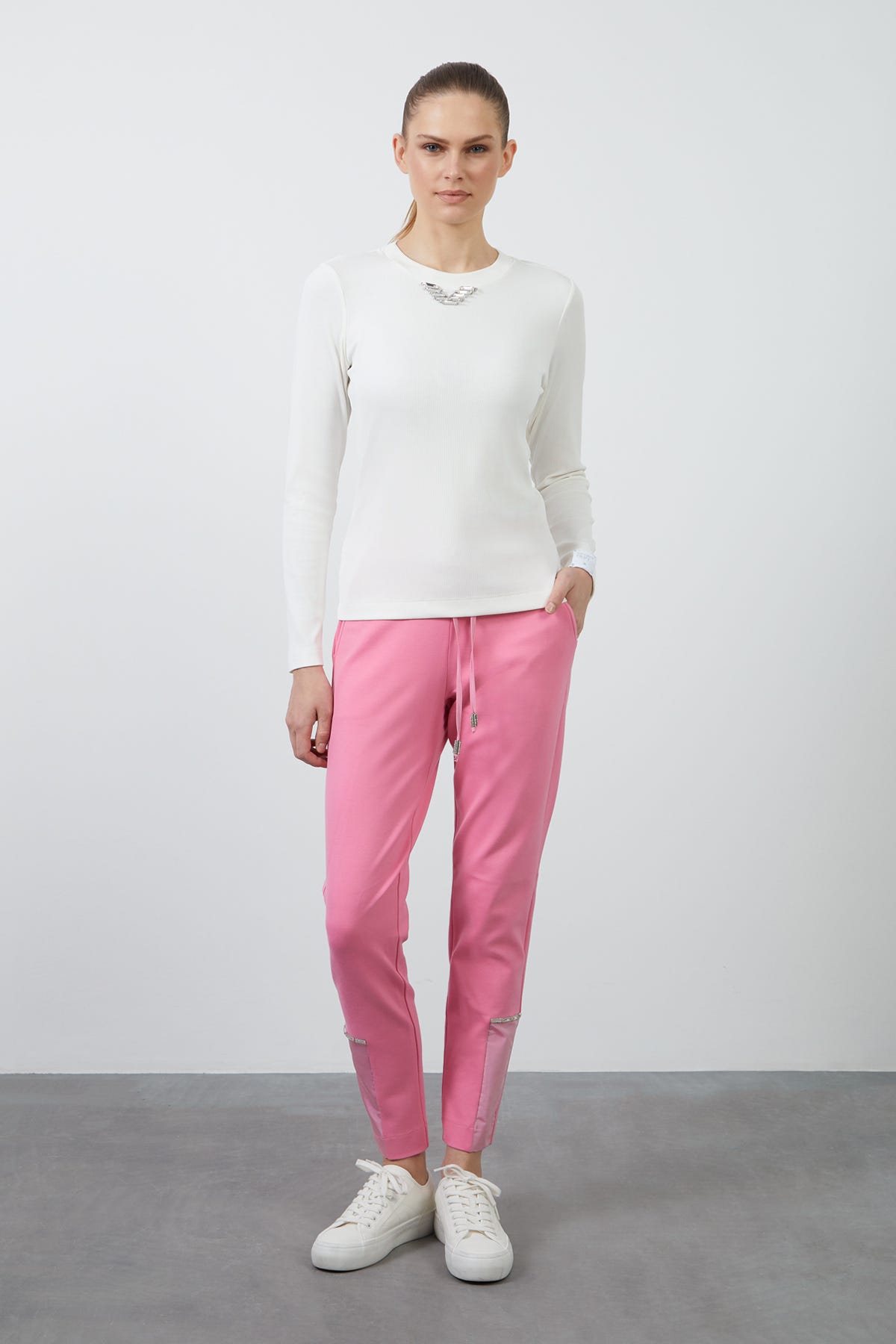 Kol Ucu Etiket Detaylı Yakası Taşlı Uzun Kollu T-Shirt