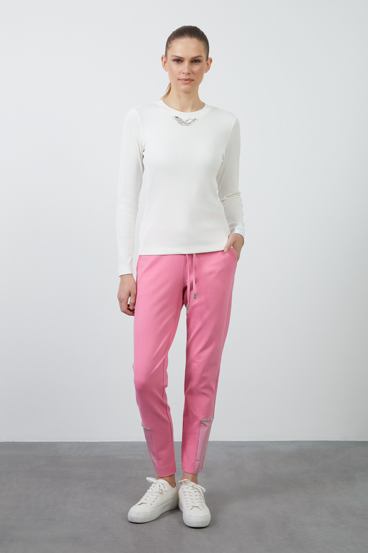 Kol Ucu Etiket Detaylı Yakası Taşlı Uzun Kollu T-Shirt