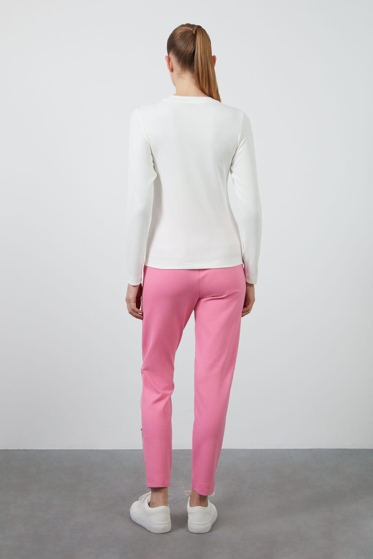 Kol Ucu Etiket Detaylı Yakası Taşlı Uzun Kollu T-Shirt