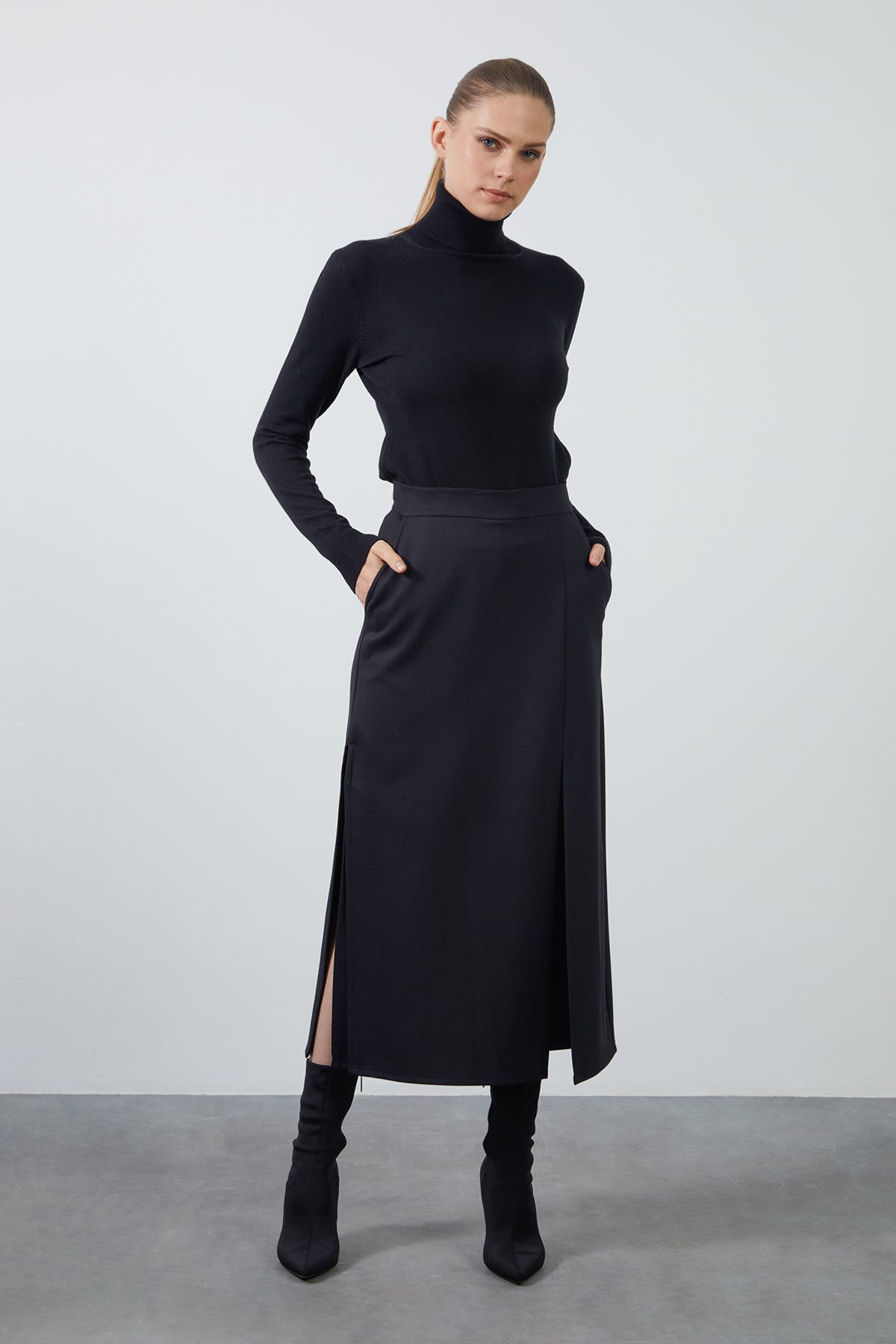 Yırtmaç Detaylı Şort Etek