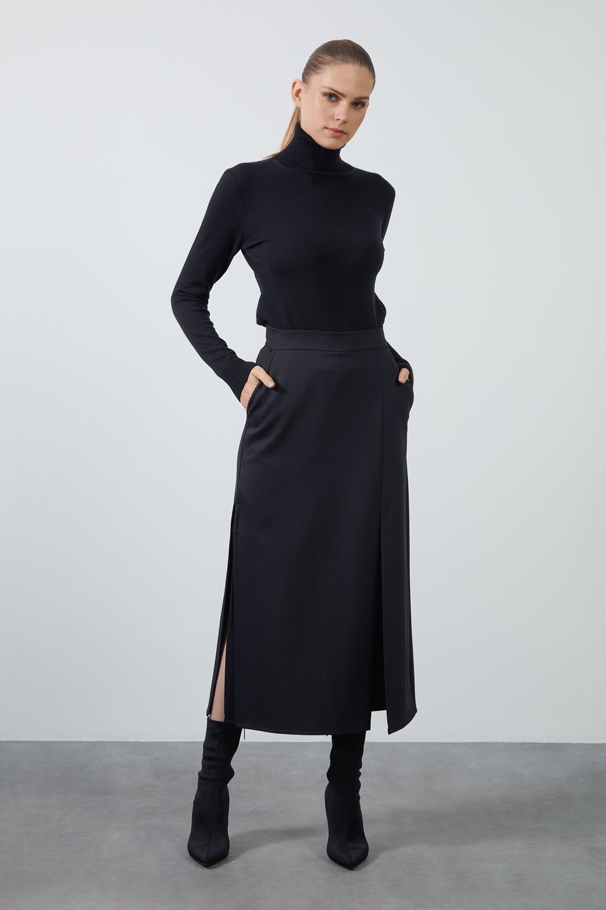 Yırtmaç Detaylı Şort Etek