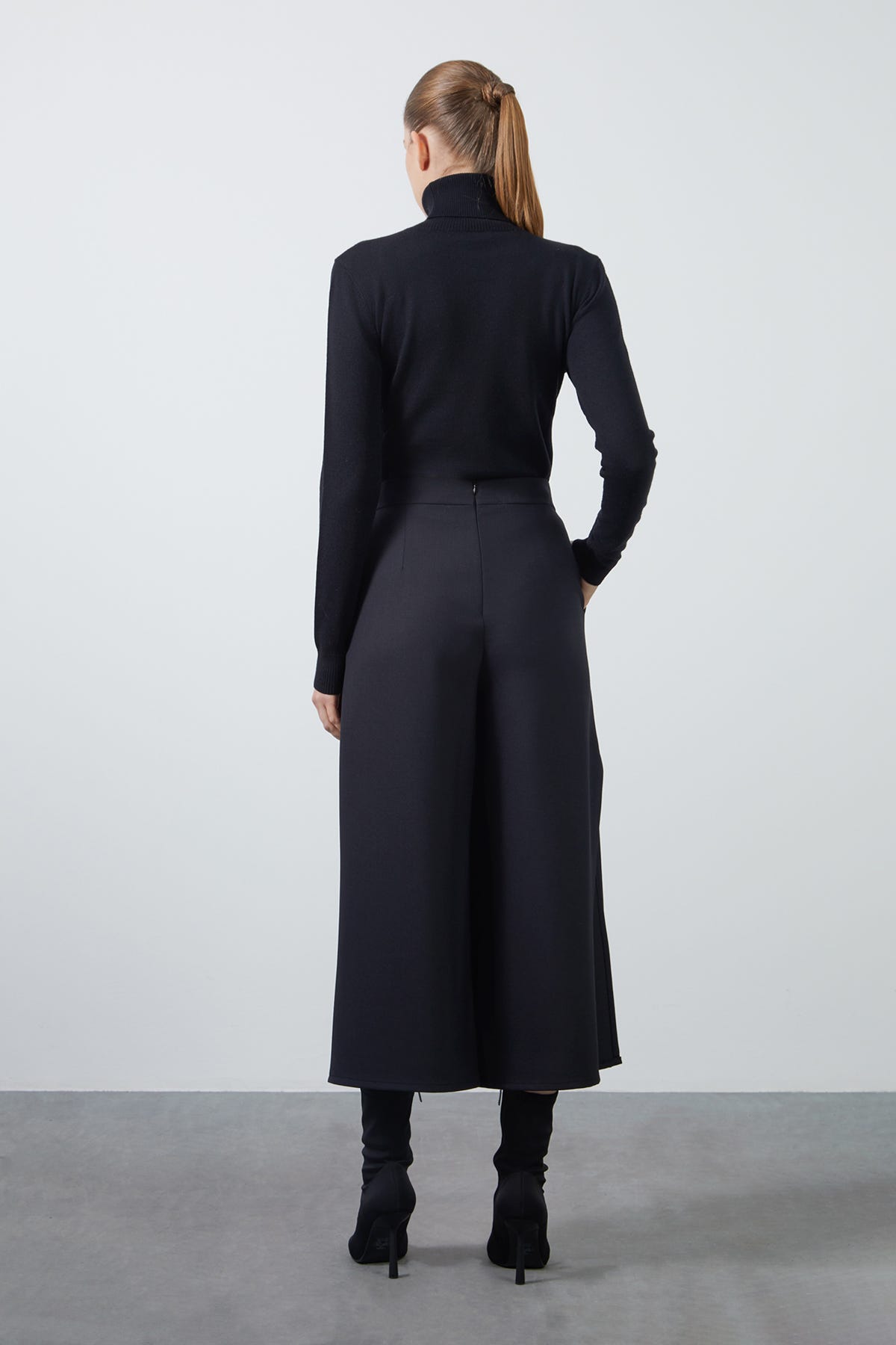 Yırtmaç Detaylı Şort Etek