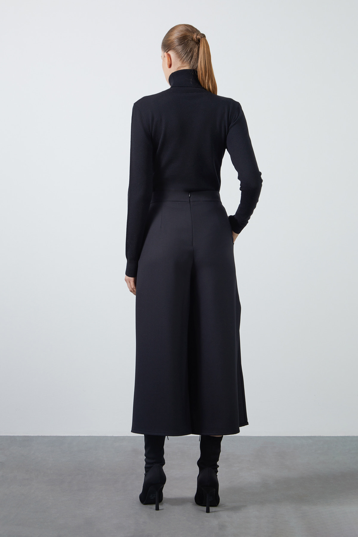 Yırtmaç Detaylı Şort Etek