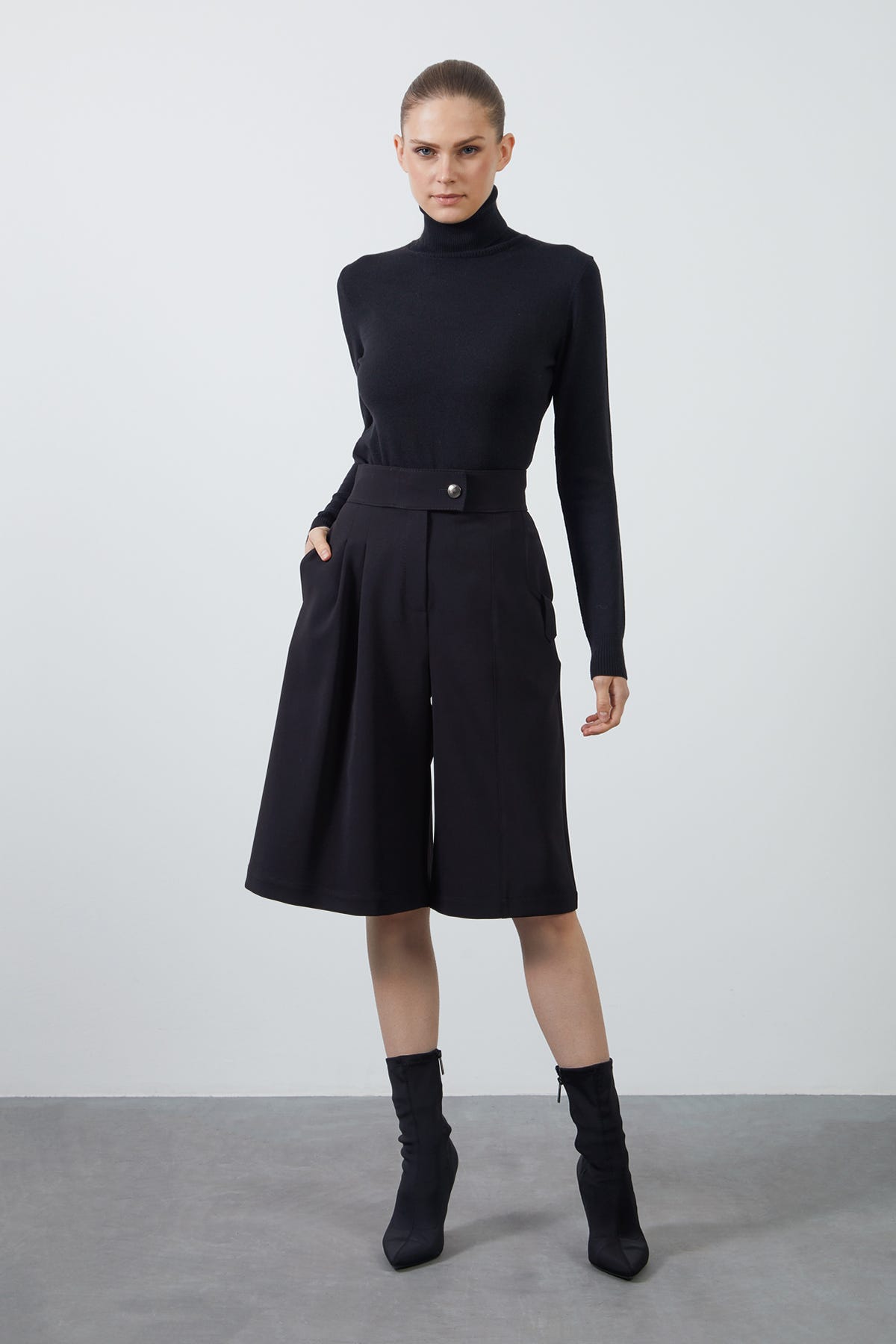 Yüksek Bel Siyah Bermuda Şort