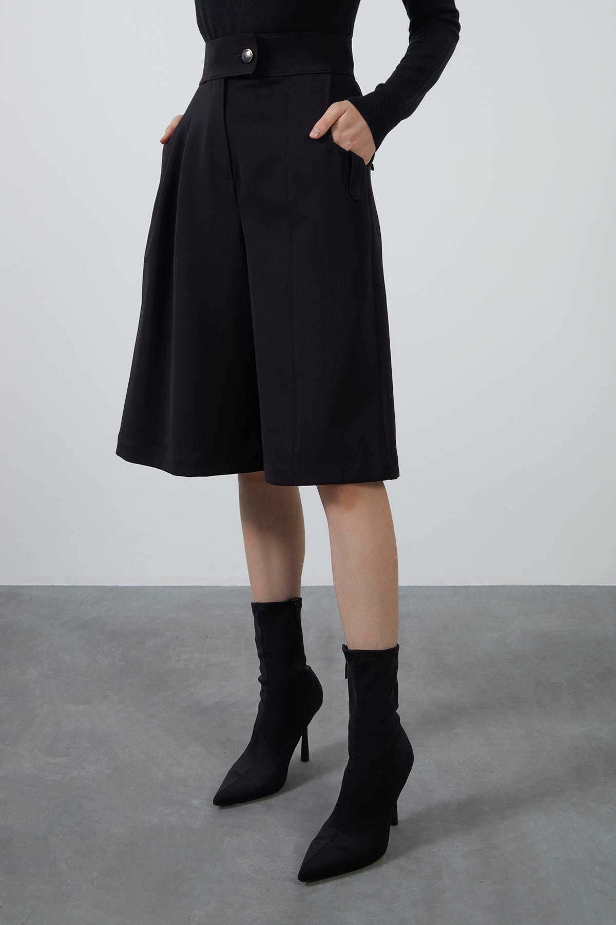 Yüksek Bel Siyah Bermuda Şort