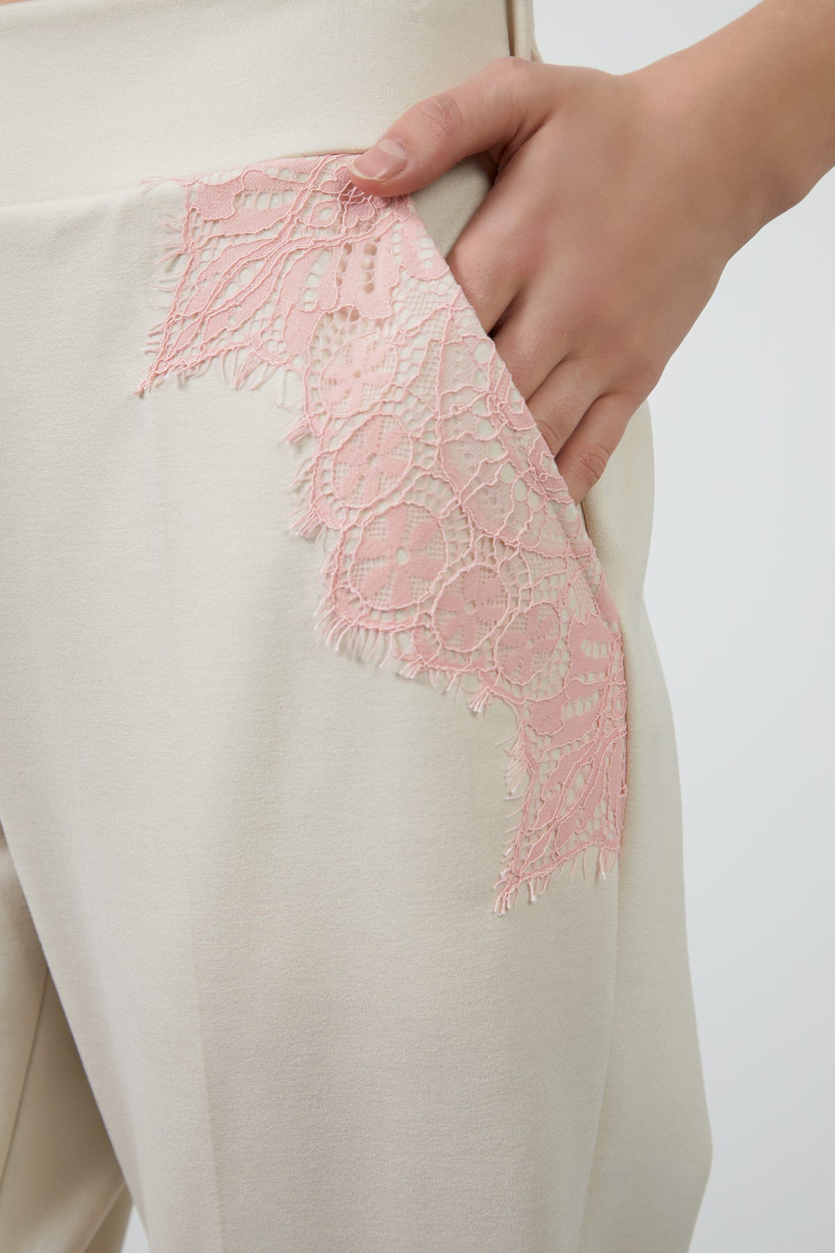 Aksesuar Detaylı Cepleri Dantel Detaylı Eşofman Altı