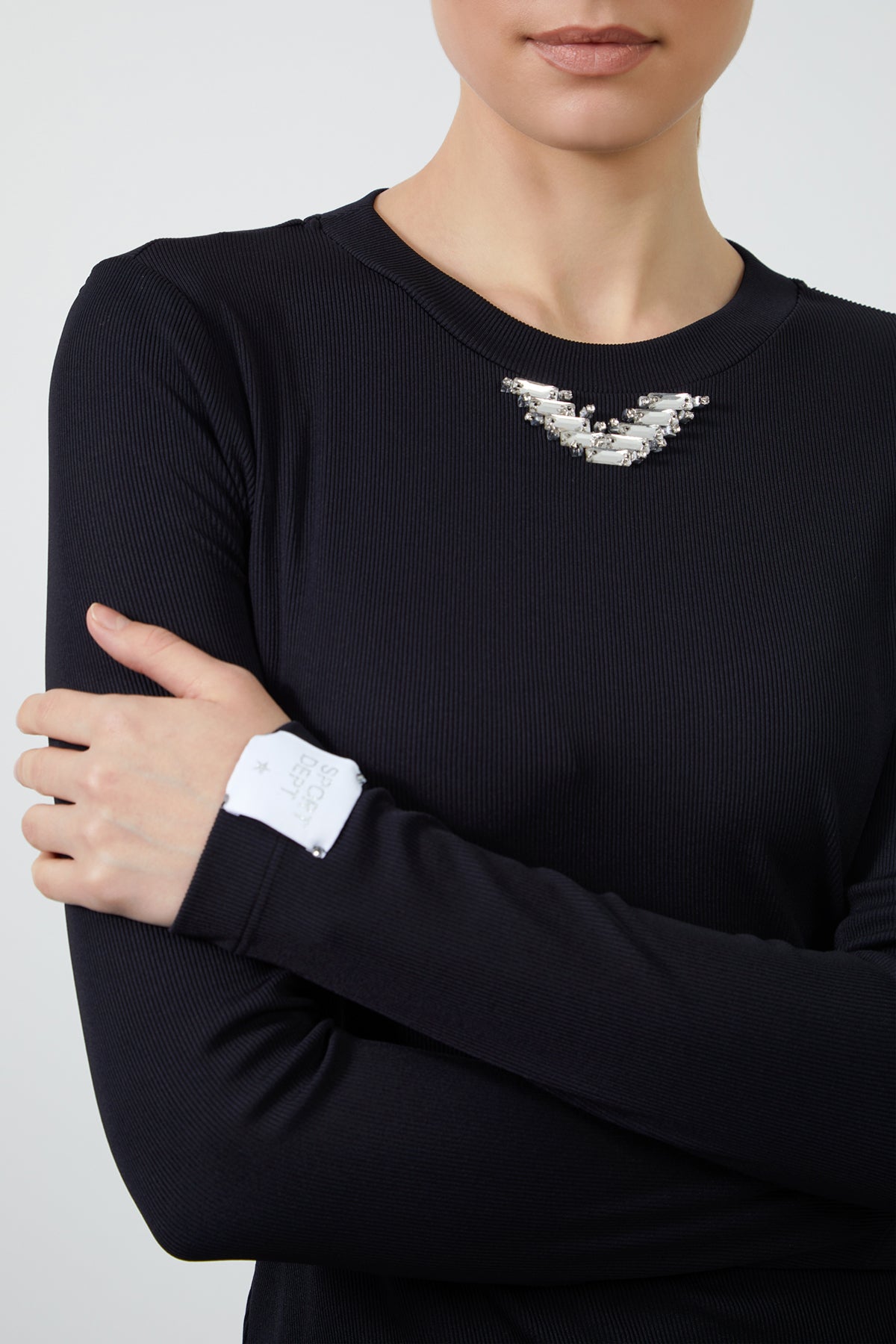 Kol Ucu Etiket Detaylı Yakası Taşlı Siyah Bluz