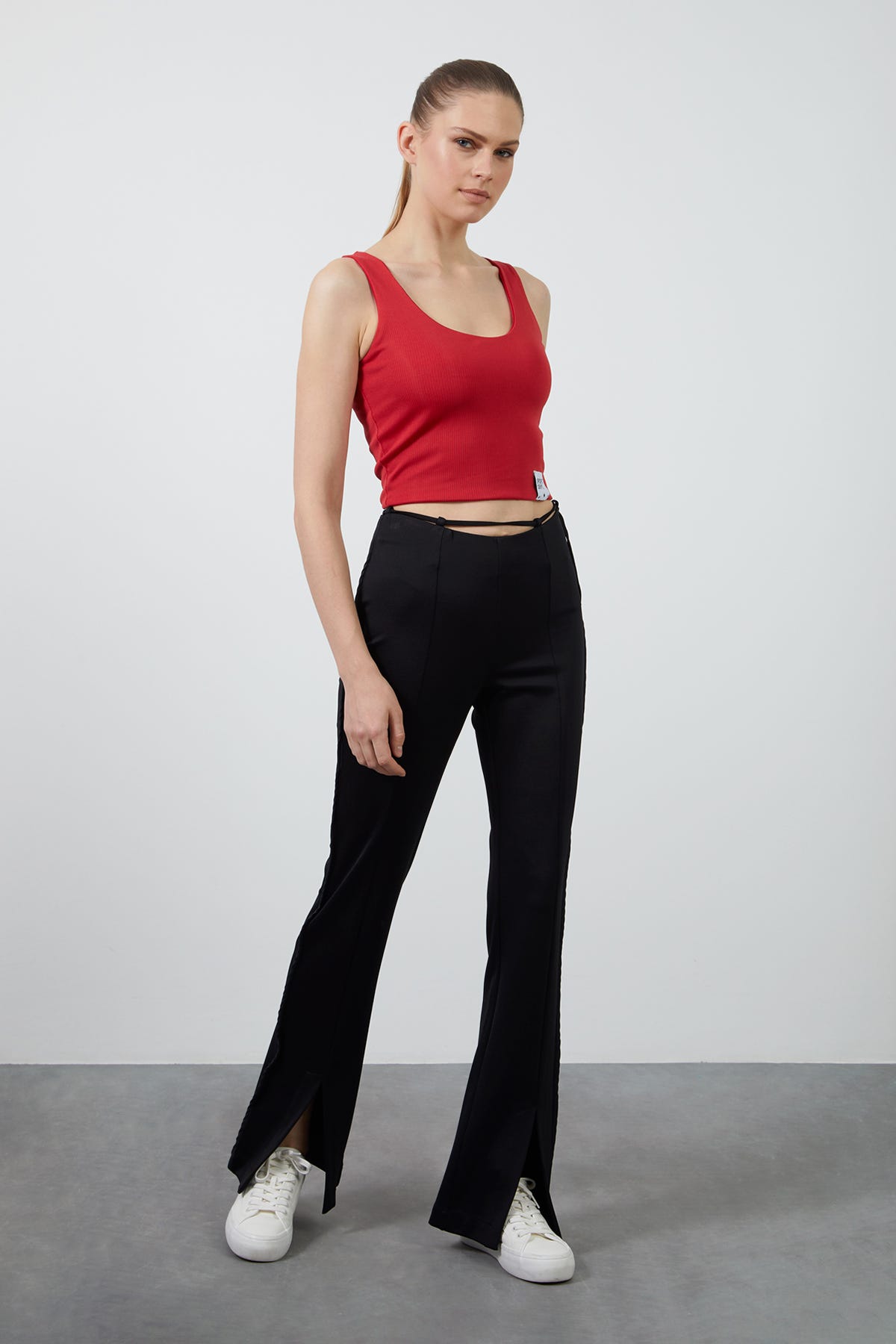 Etek Ucu Etiket Detaylı Kolsuz Kısa Bluz