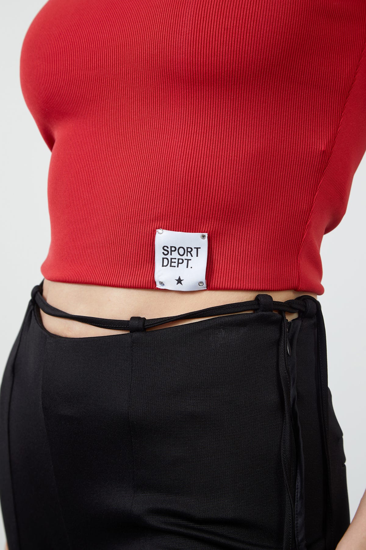 Etek Ucu Etiket Detaylı Kolsuz Kısa Bluz