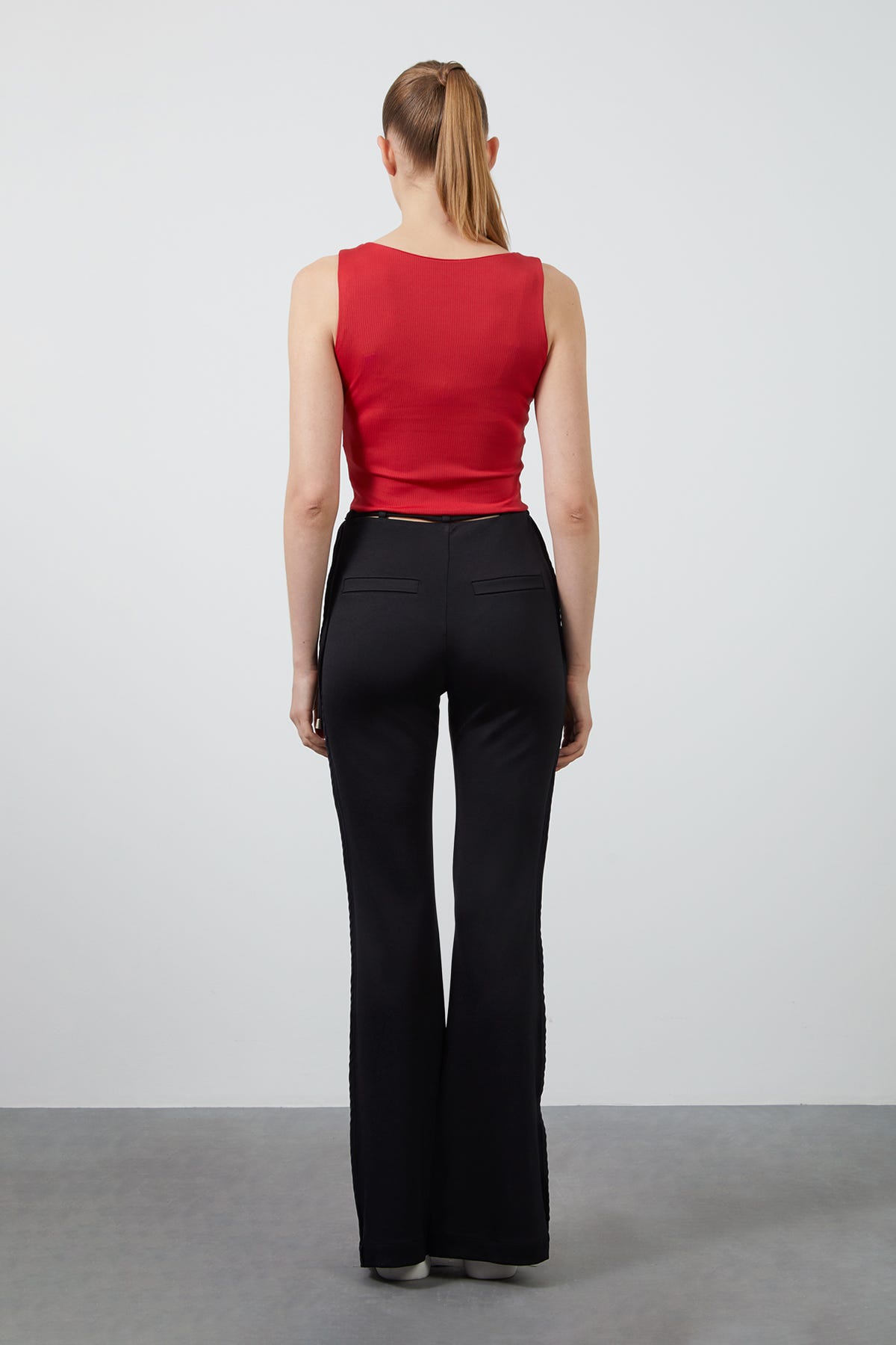 Etek Ucu Etiket Detaylı Kolsuz Kısa Bluz