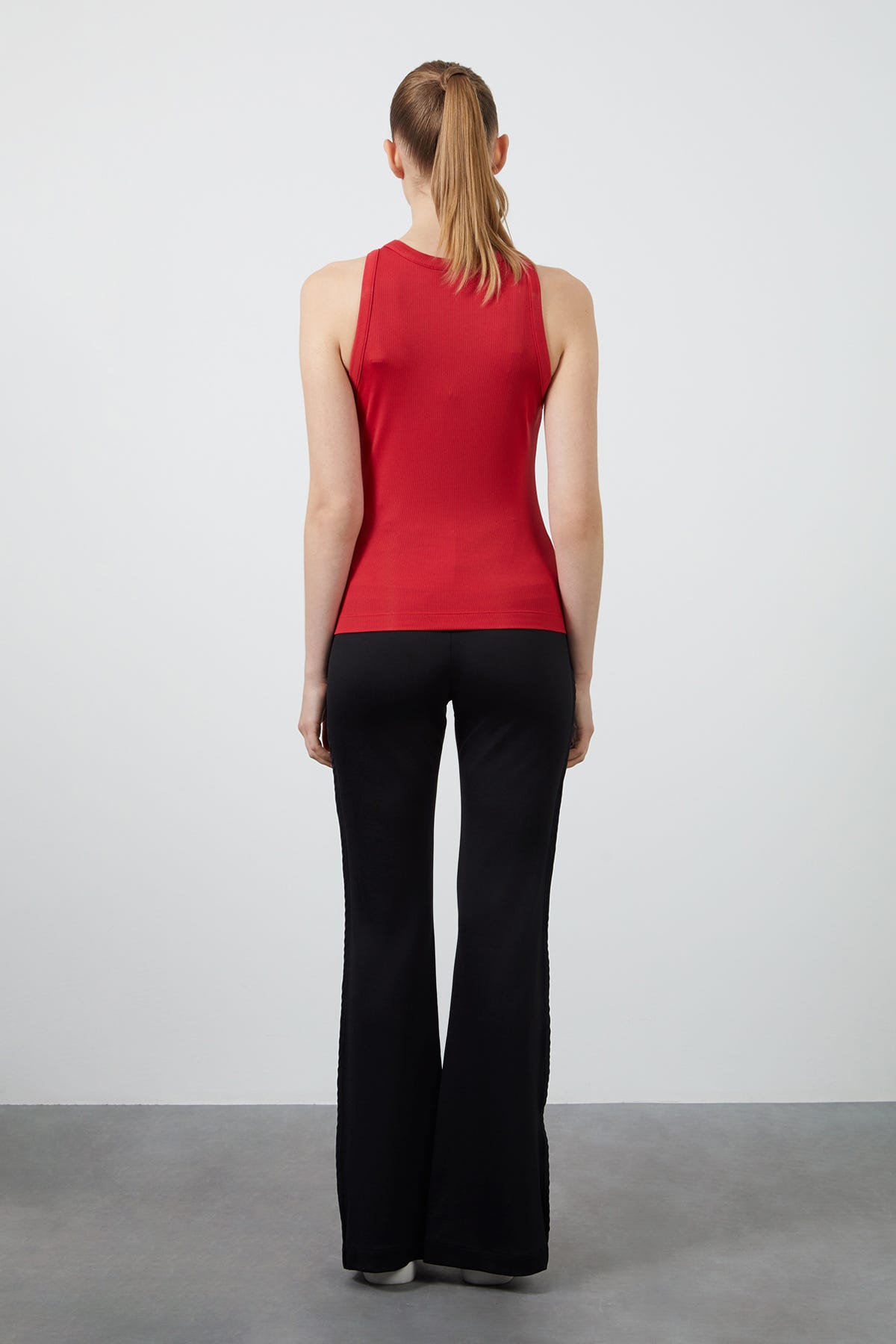 Ön Beden Etiket Detaylı Halter Yaka Bluz