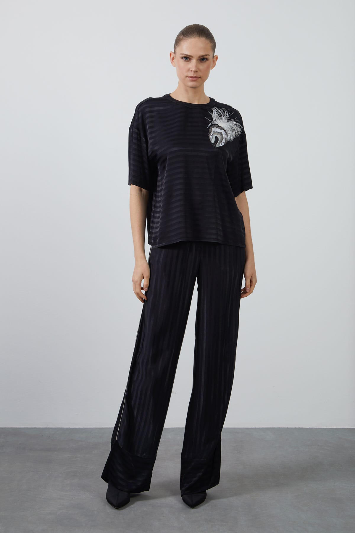 Tüylü Nakış Detaylı Basic T-shirt