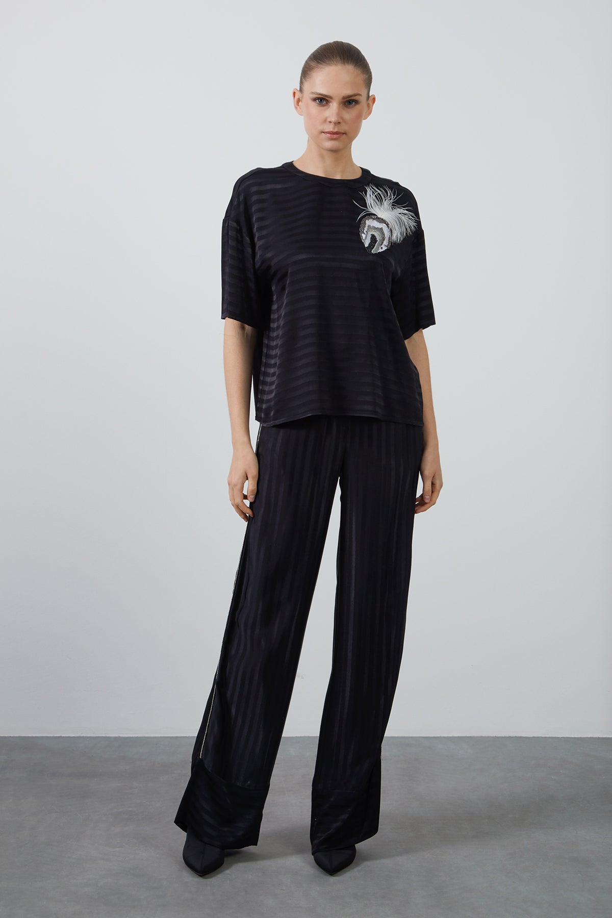 Tüylü Nakış Detaylı Basic T-shirt