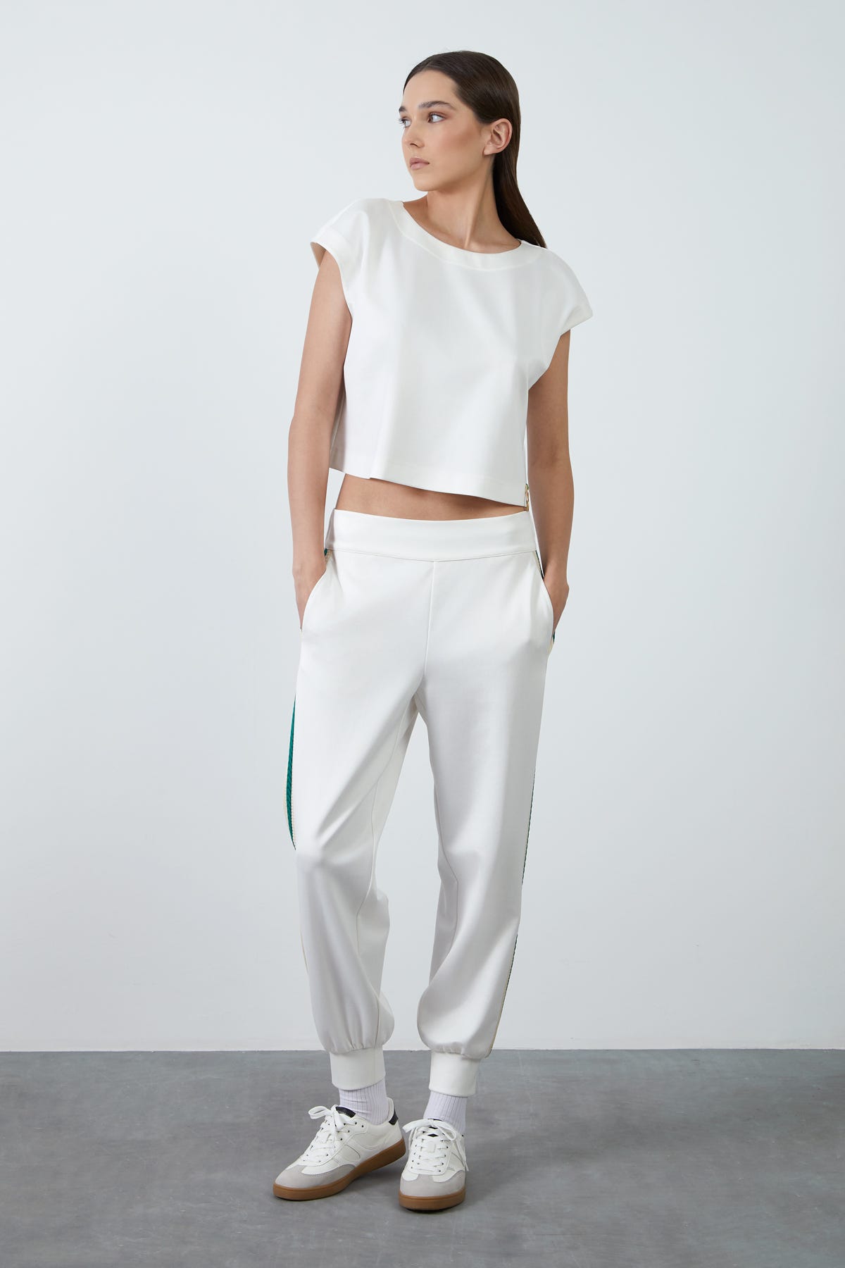 Yanları Şerit Detaylı Paçası Bantlı Eşofman Altı