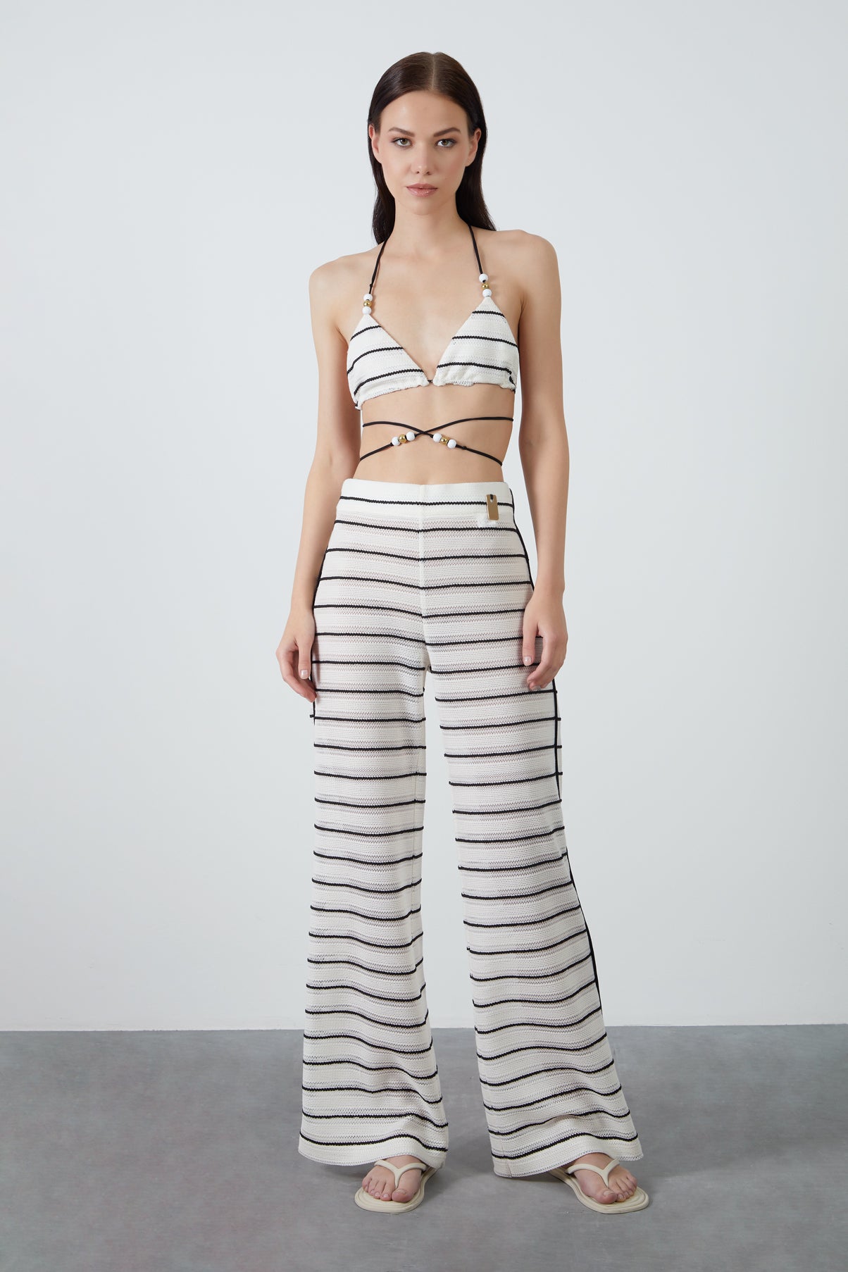 Plaka Detaylı Çizgi Desenli Pantolon