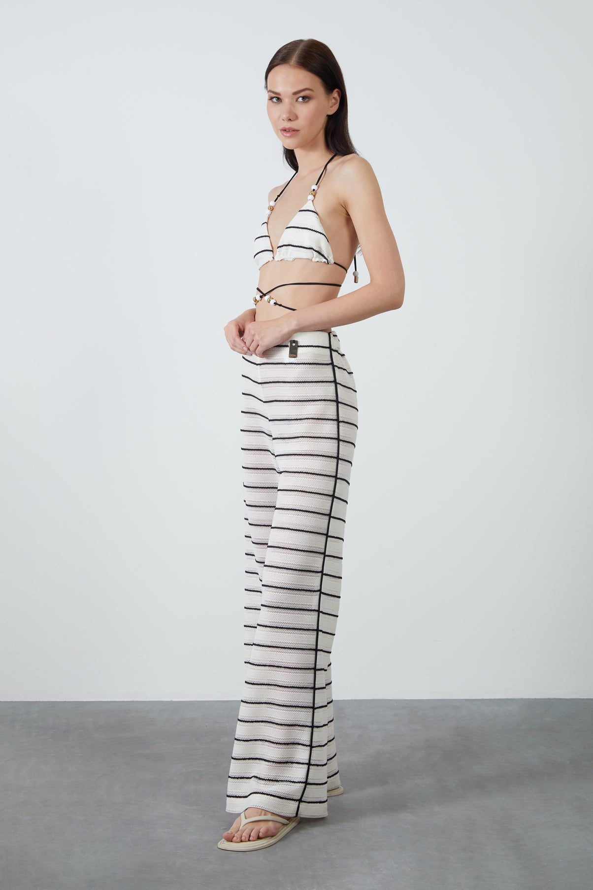 Plaka Detaylı Çizgi Desenli Pantolon