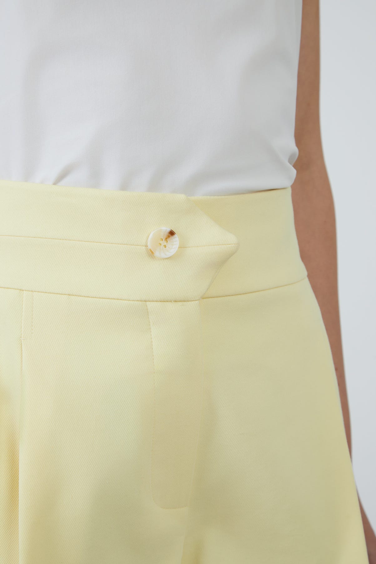 Belde Origami Detaylı İşlemeli Pilili Şort