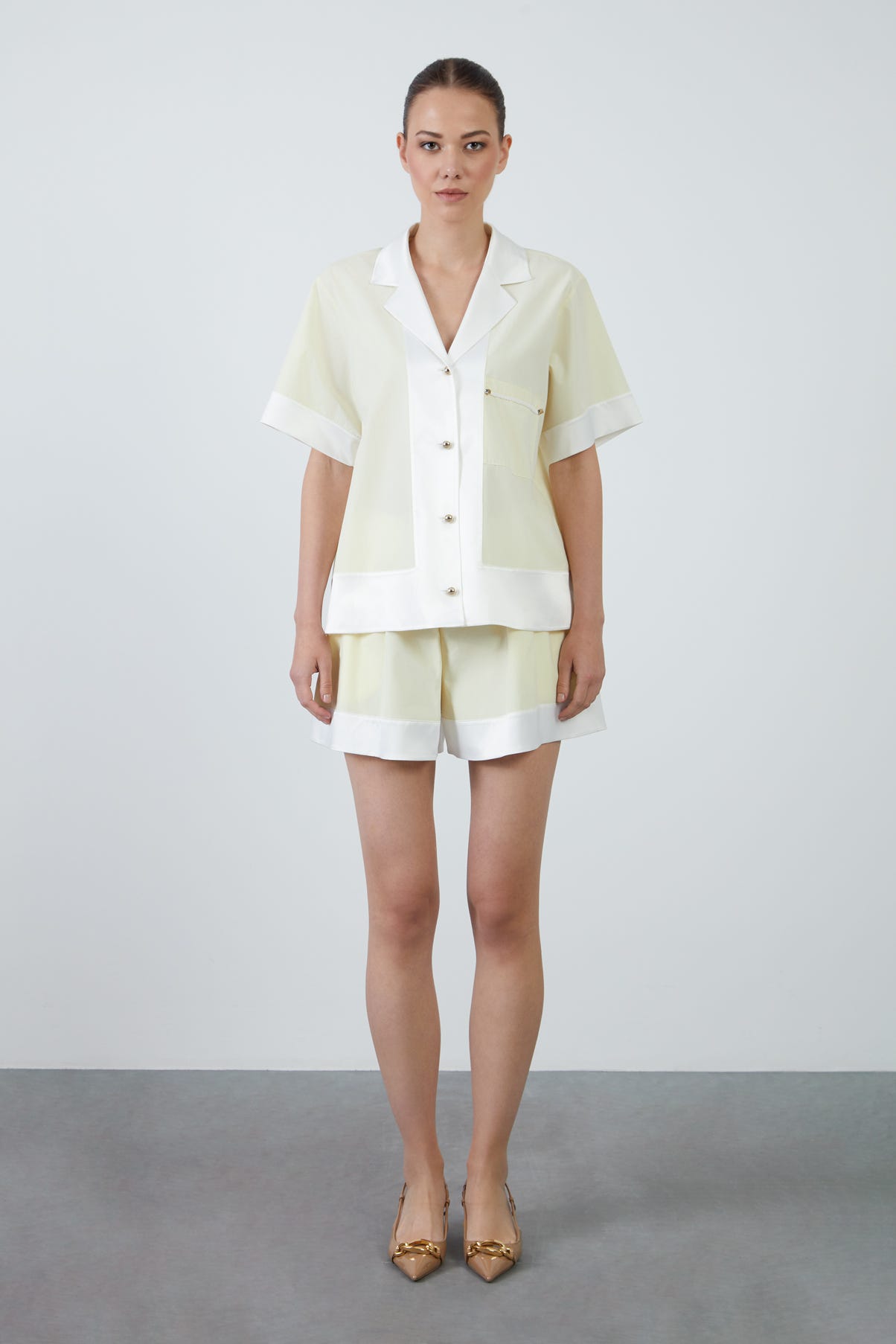 Cep Kenarları Boncuk İşlemeli Beli Lastikli Şort