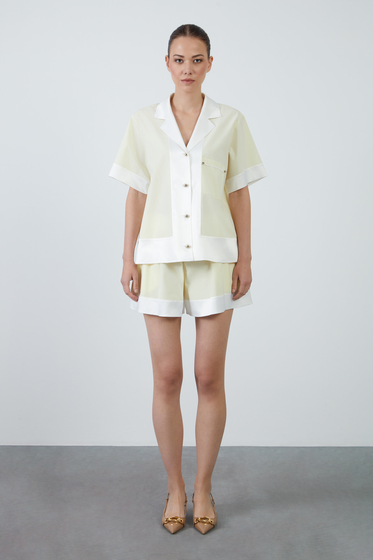 Cep Kenarları Boncuk İşlemeli Beli Lastikli Şort