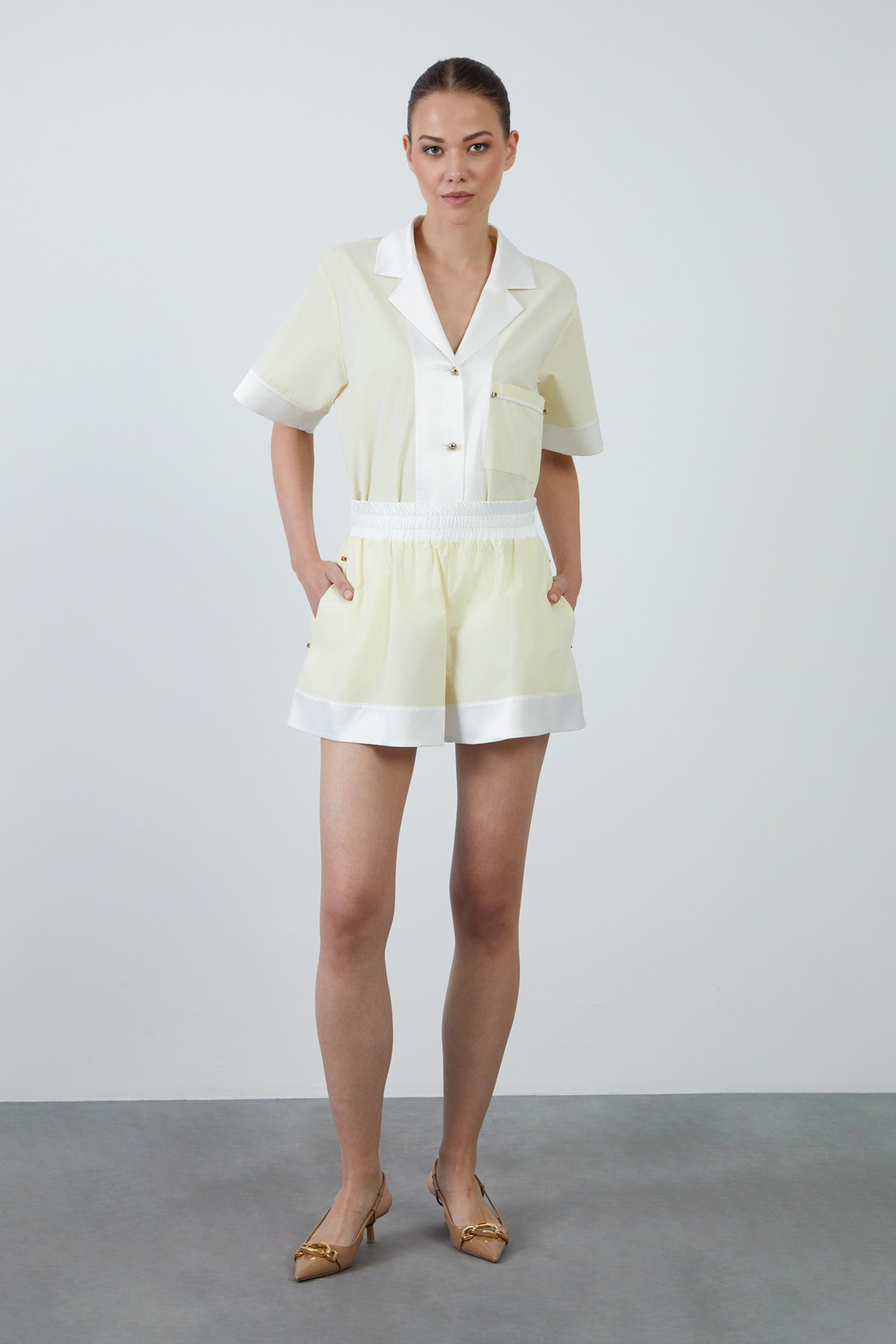 Cep Kenarları Boncuk İşlemeli Beli Lastikli Şort