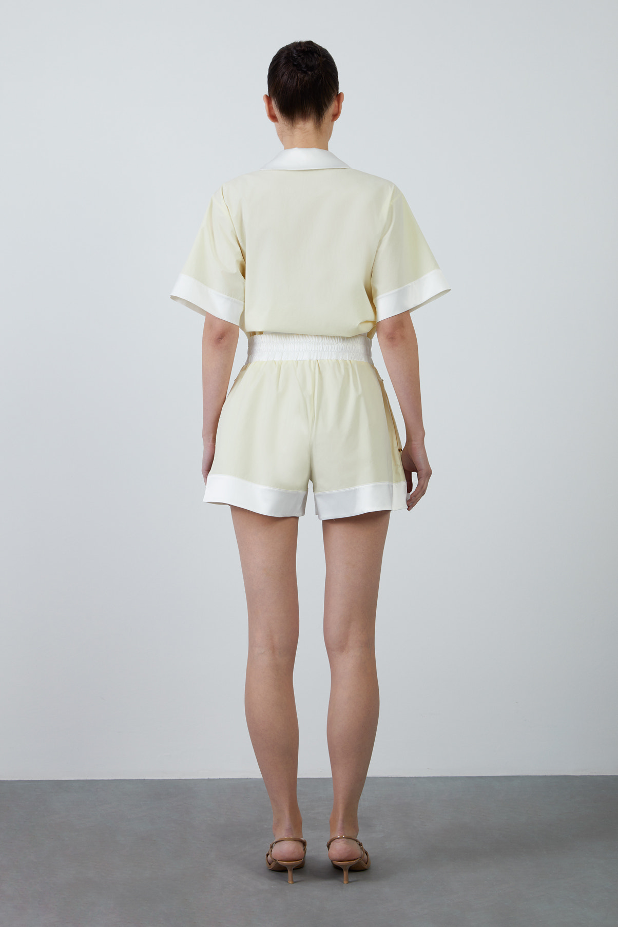 Cep Kenarları Boncuk İşlemeli Beli Lastikli Şort