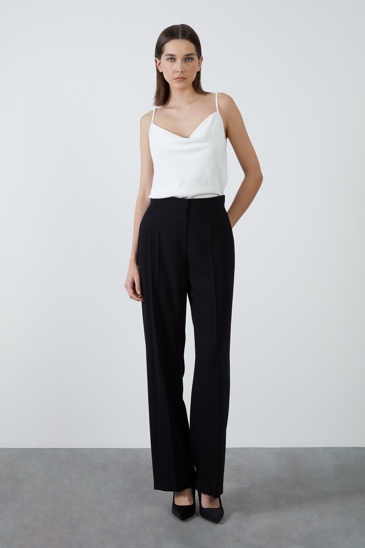 Arkadan Kapak Cepli Bol Pantolon