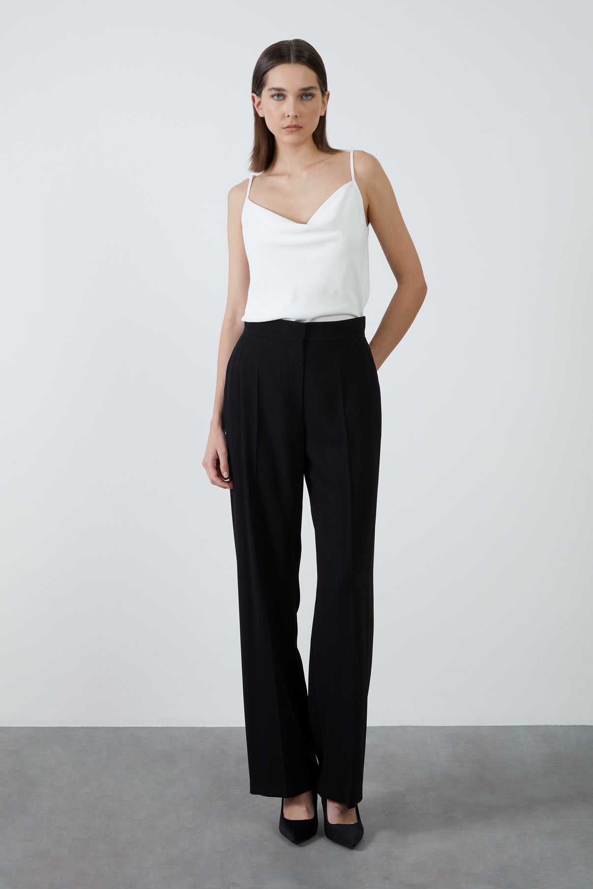 Arkadan Kapak Cepli Bol Pantolon