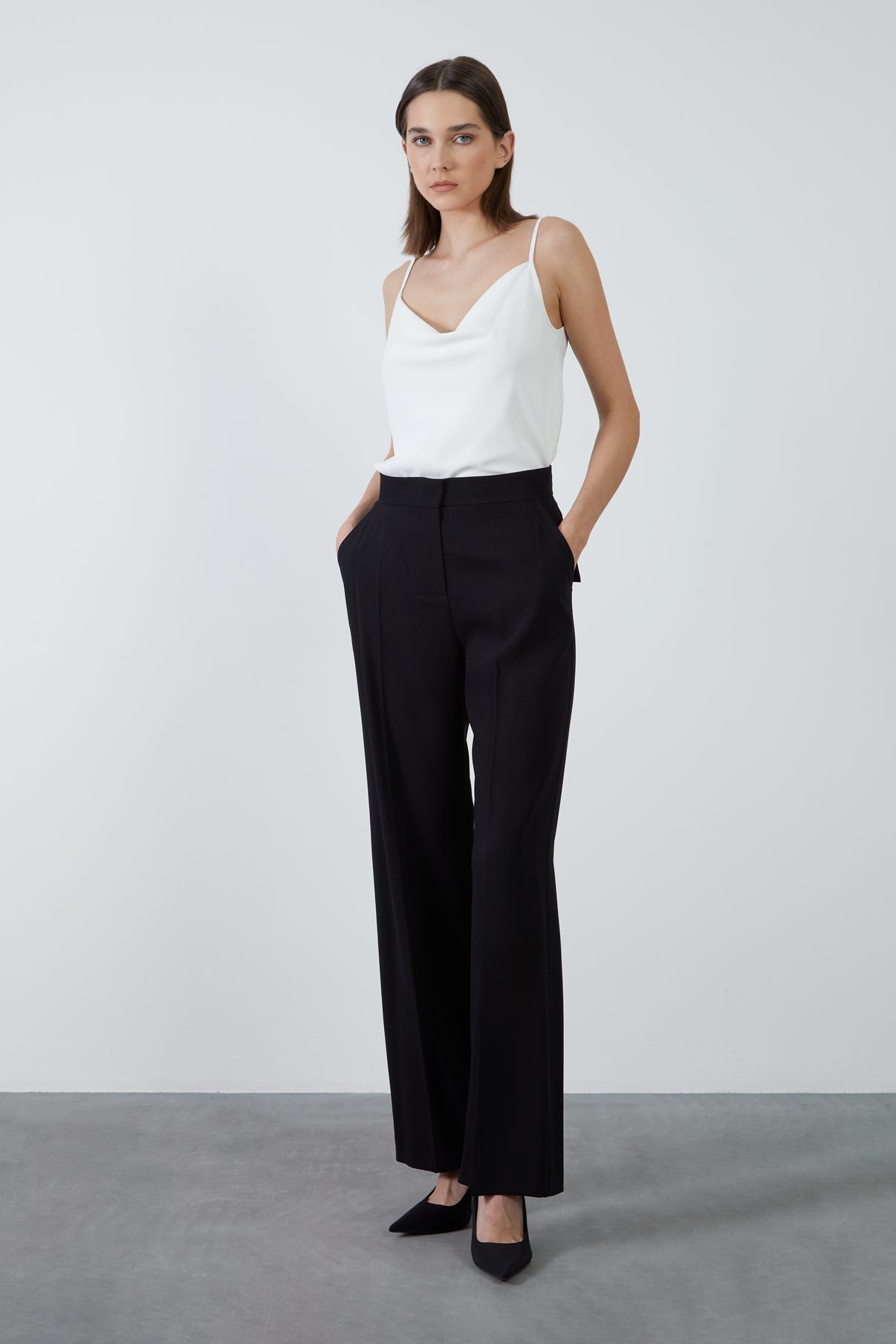 Arkadan Kapak Cepli Bol Pantolon