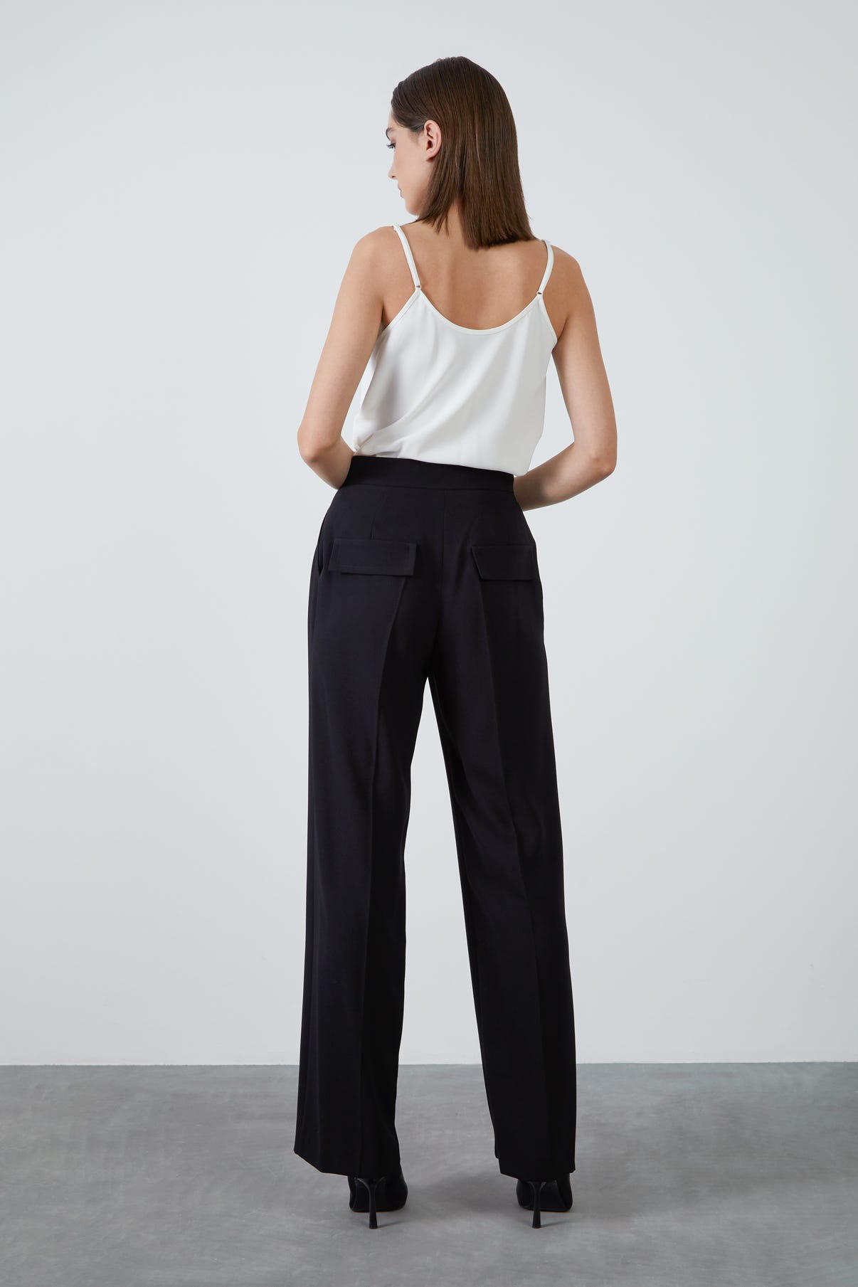 Arkadan Kapak Cepli Bol Pantolon