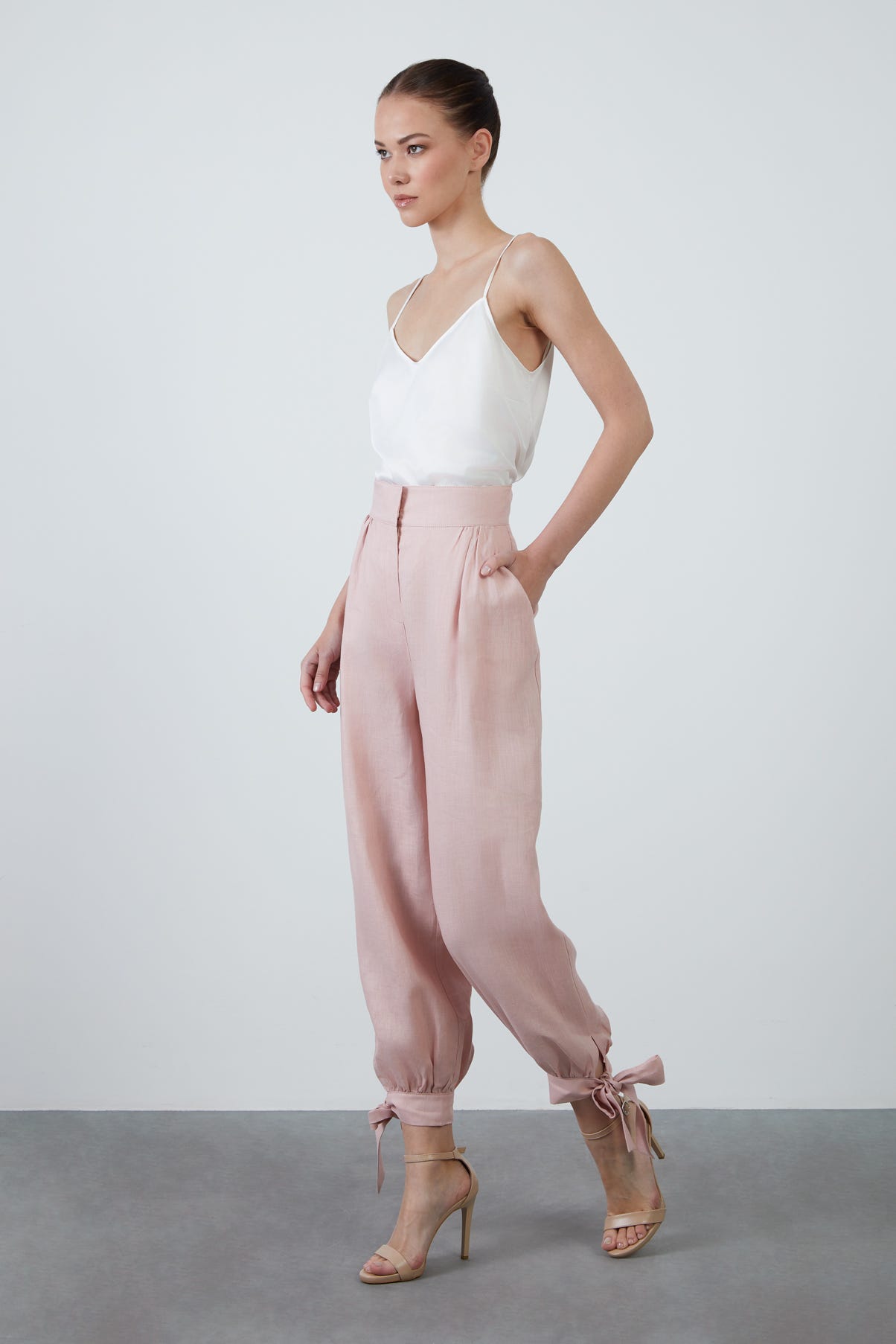 Bilekten Bağlama Detaylı Pantolon