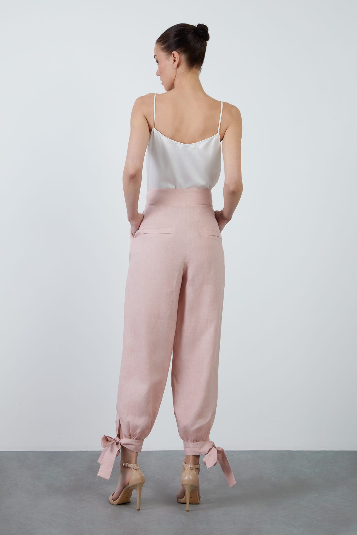 Bilekten Bağlama Detaylı Pantolon