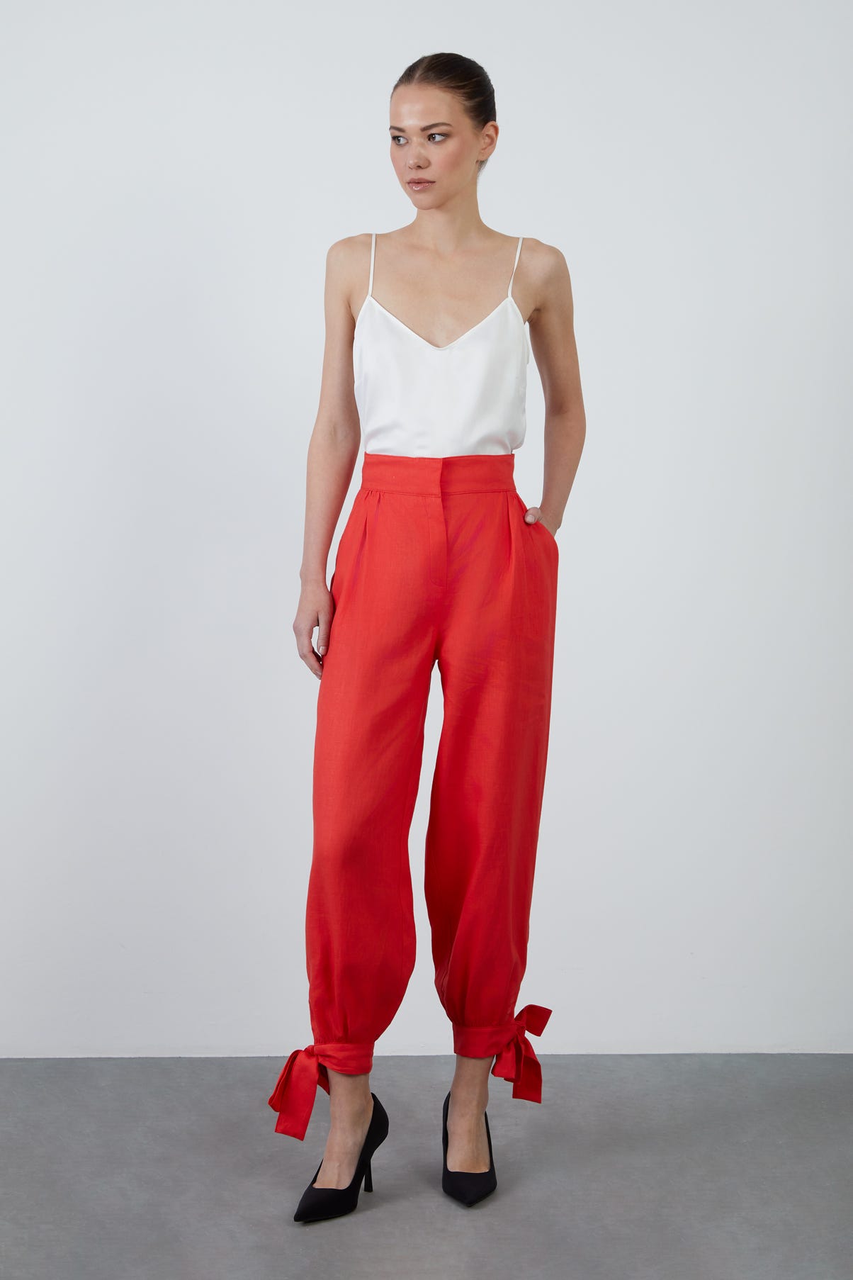 Bilekten Bağlama Detaylı Pantolon