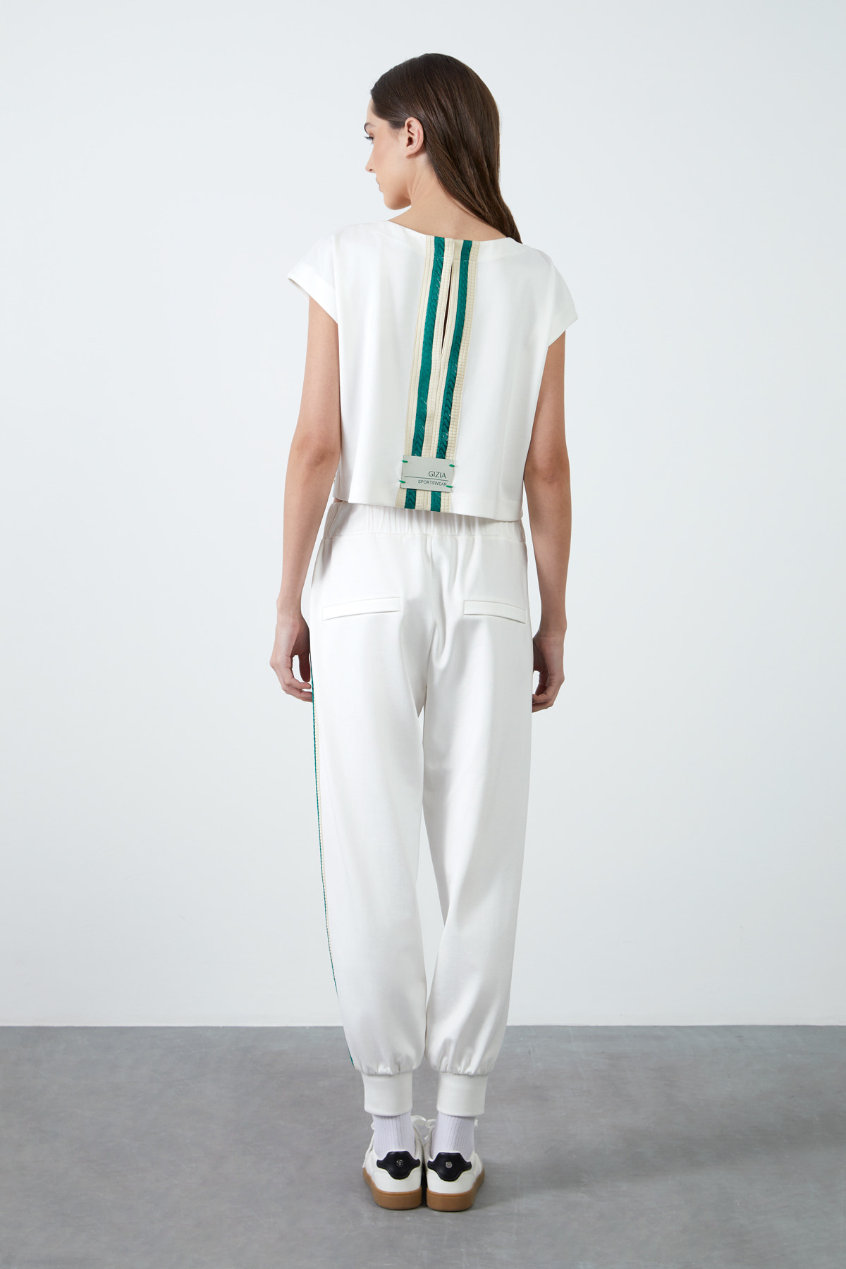 Arkası Şerit Detaylı Kısa Kollu T-Shirt