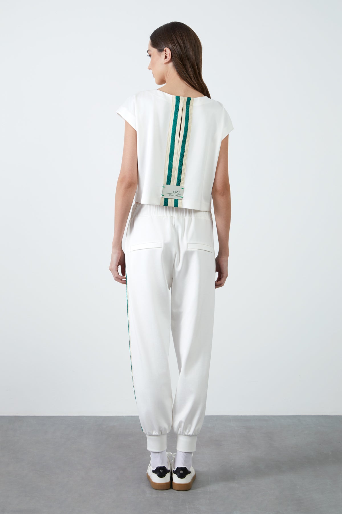 Arkası Şerit Detaylı Kısa Kollu T-Shirt