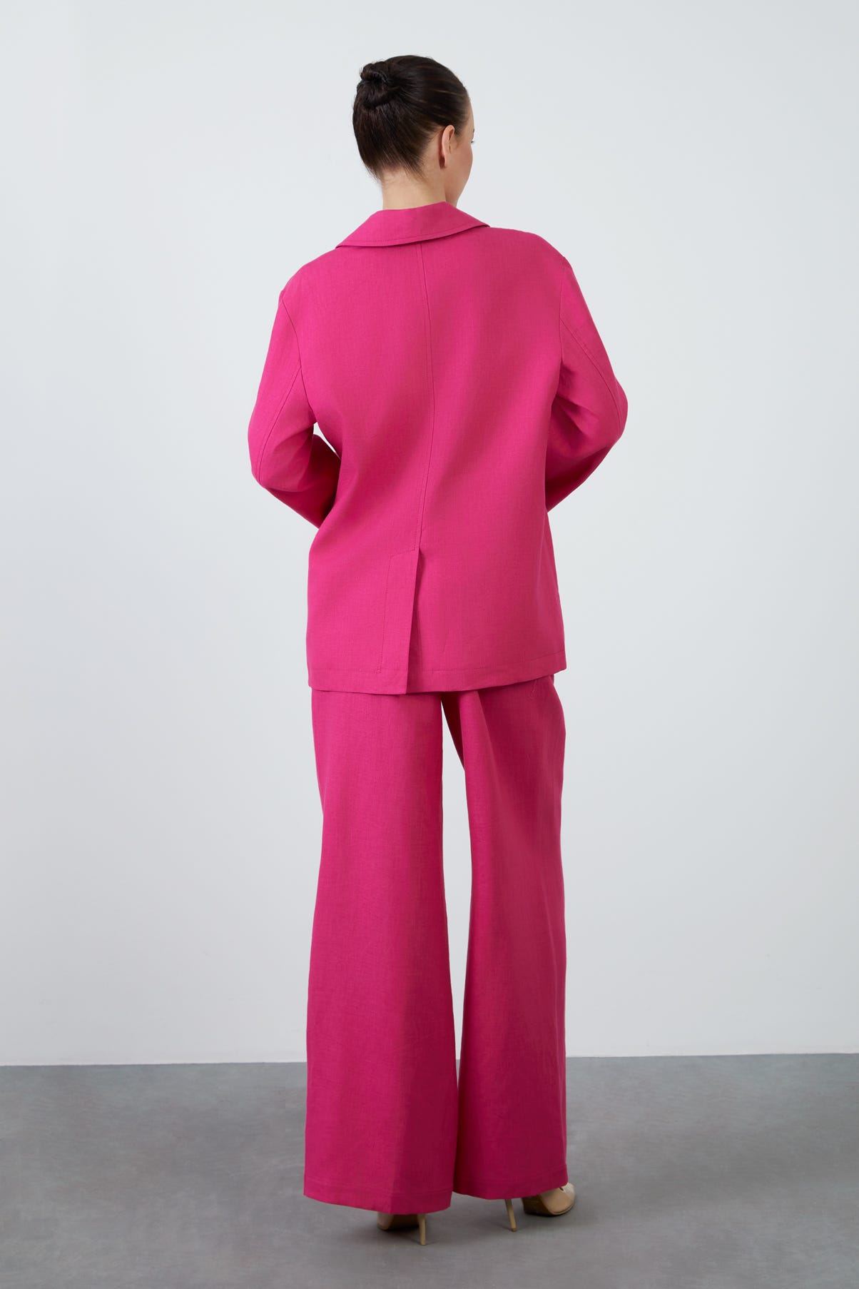 Arkadan Yırtmaçlı Uzun Kollu Koyu Keten Ceket