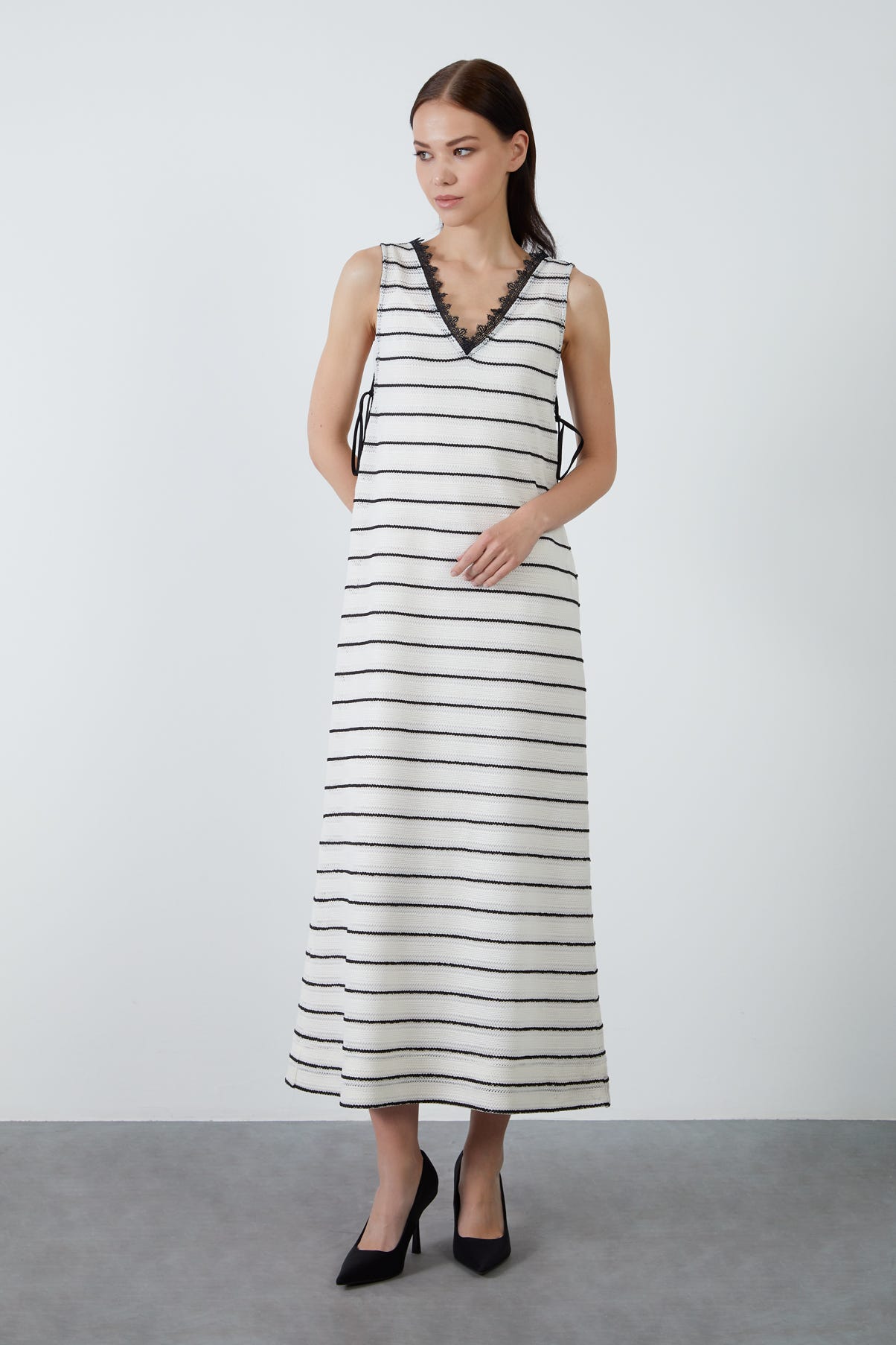 Yakası Dantelli Kolu Bağcıklı Maxi Çizgili Elbise