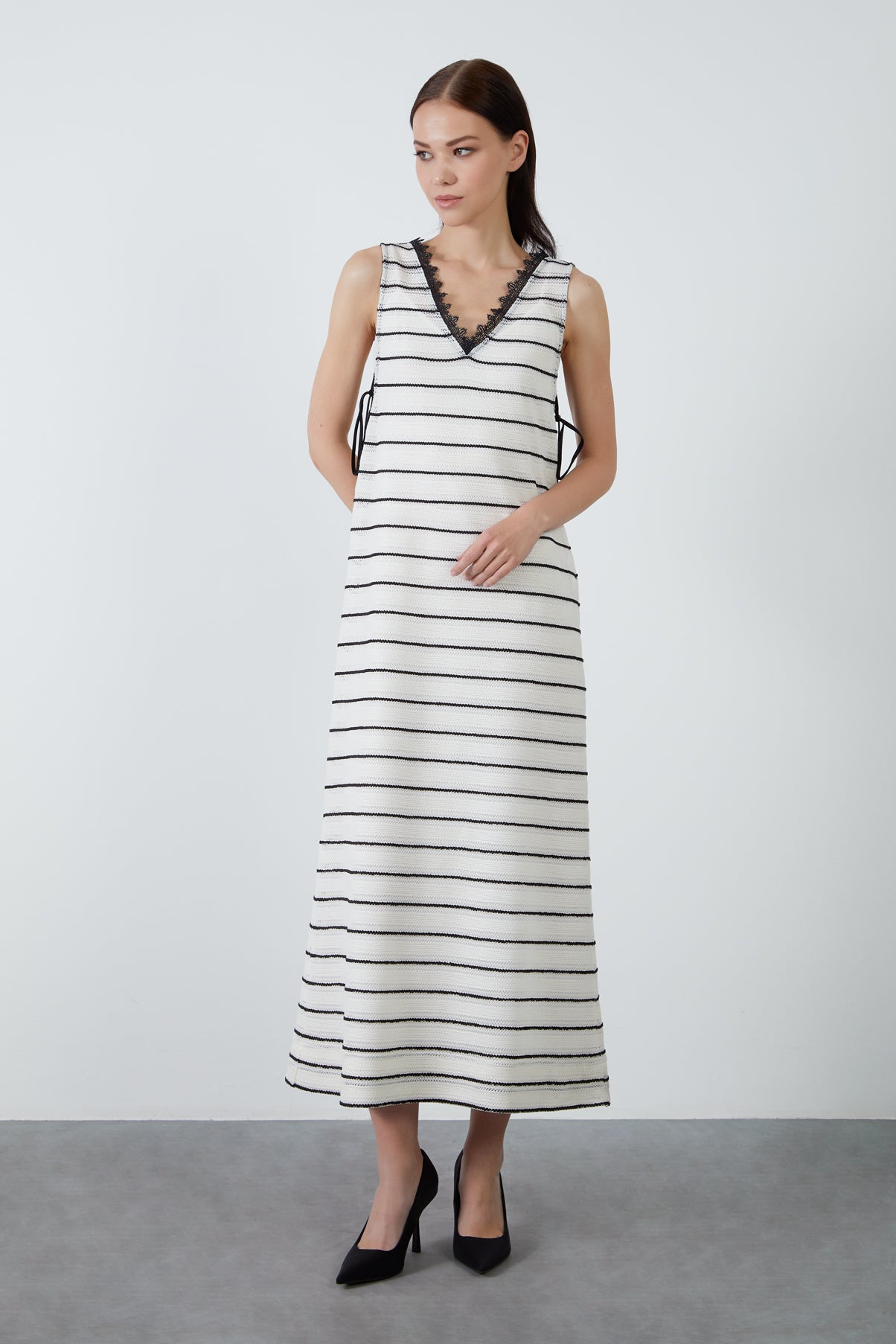 Yakası Dantelli Kolu Bağcıklı Maxi Çizgili Elbise