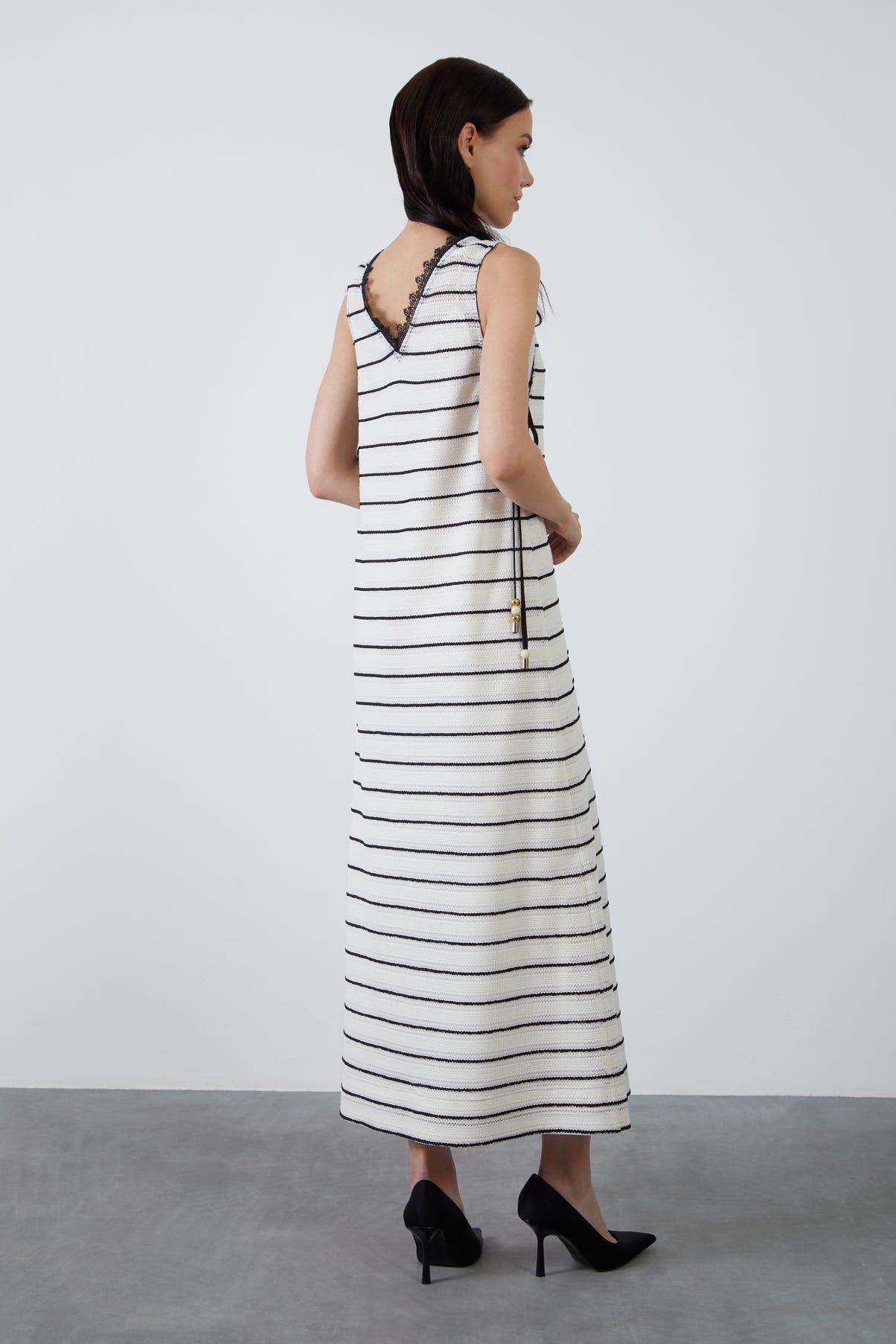 Yakası Dantelli Kolu Bağcıklı Maxi Çizgili Elbise