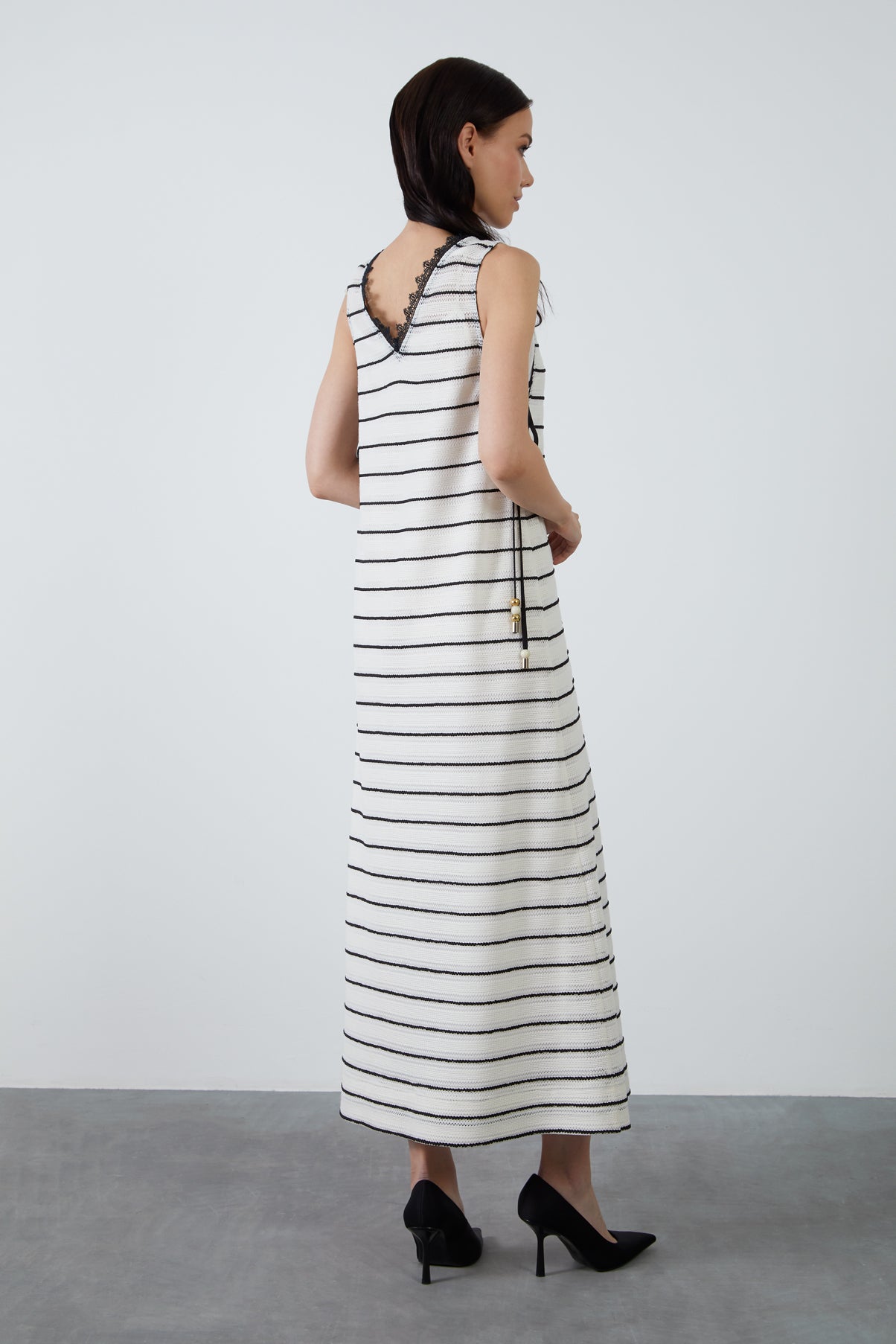 Yakası Dantelli Kolu Bağcıklı Maxi Çizgili Elbise