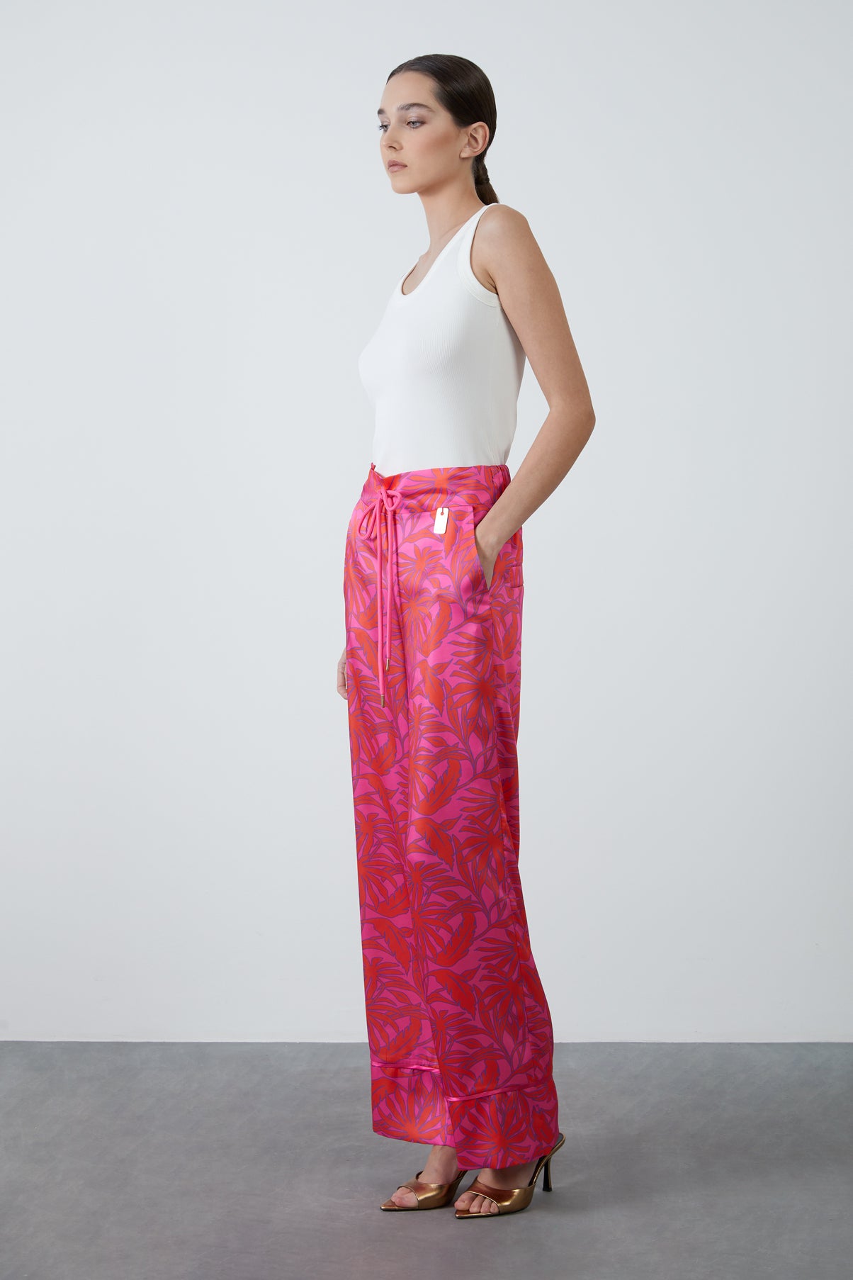 Plaka Detaylı Beli Bağcıklı Desenli Pantolon