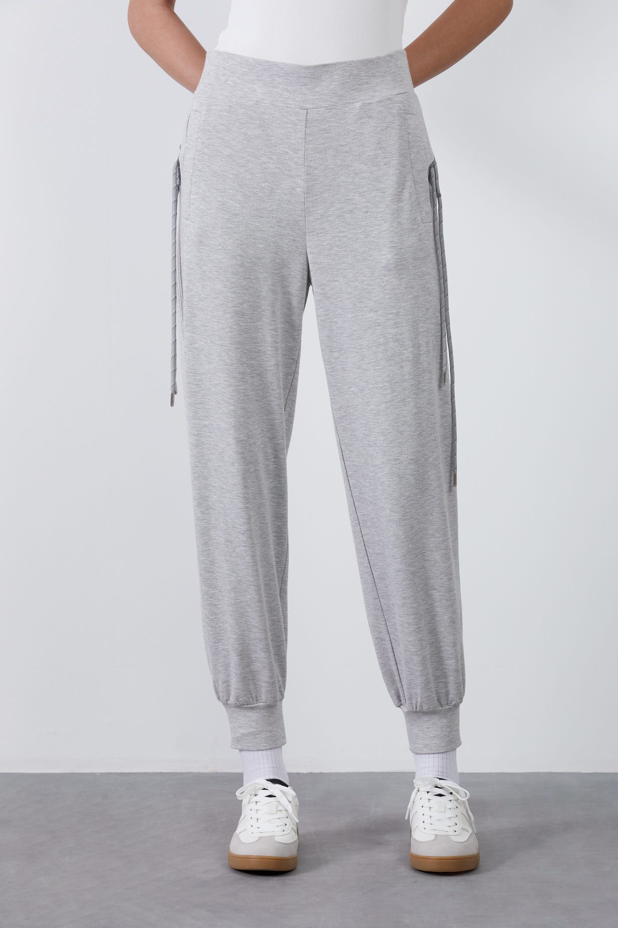 Arkası Kordon Detaylı Beli Lastikli Eşofman Altı